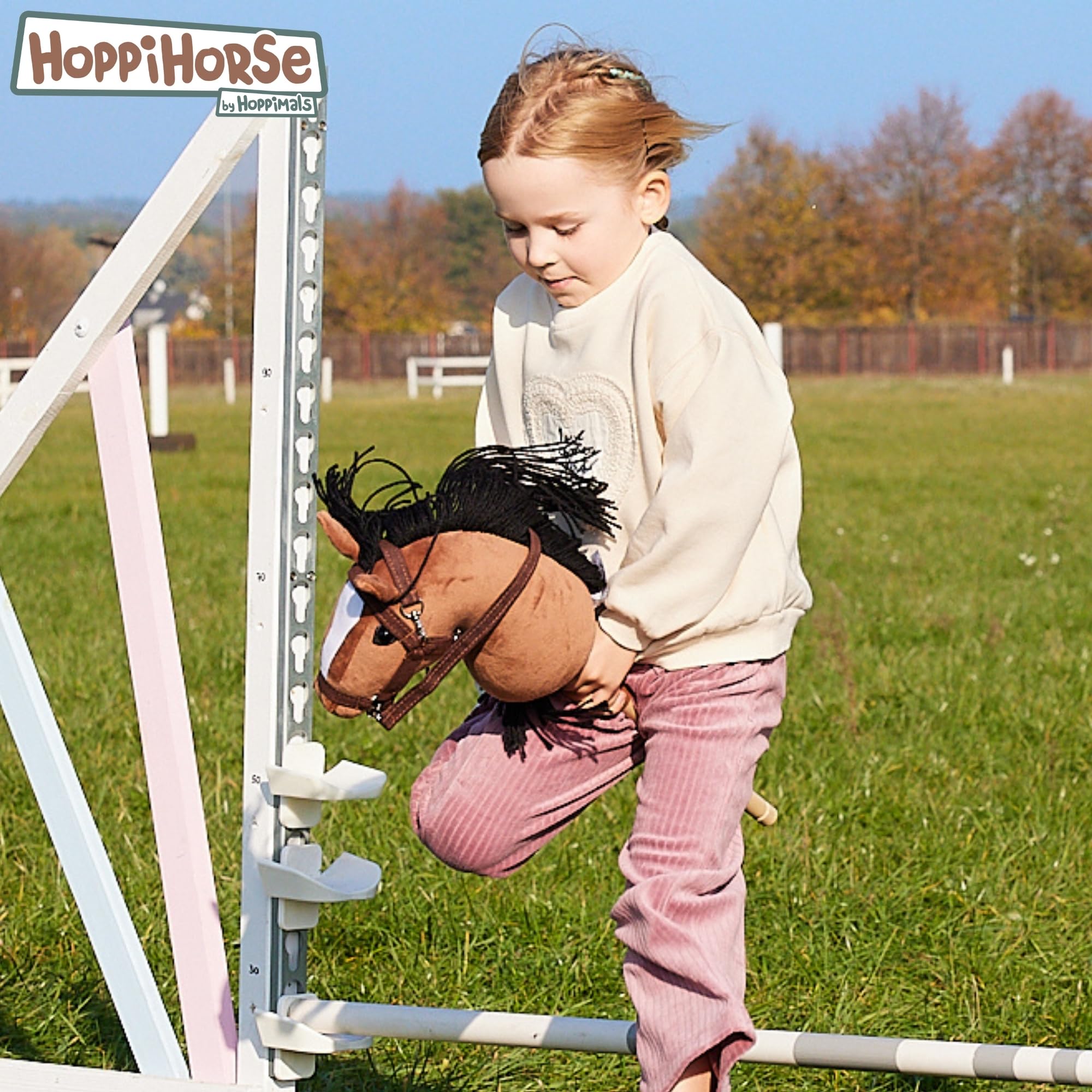 HOPPIHORSE-Edizione Sportiva Hobby Horse A4, Cavallo con bastone con cavezza, redini, tracolla, coda e impugnatura in silicone, Hobby horse cavallo di alta qualità in peluche in una confezione regalo