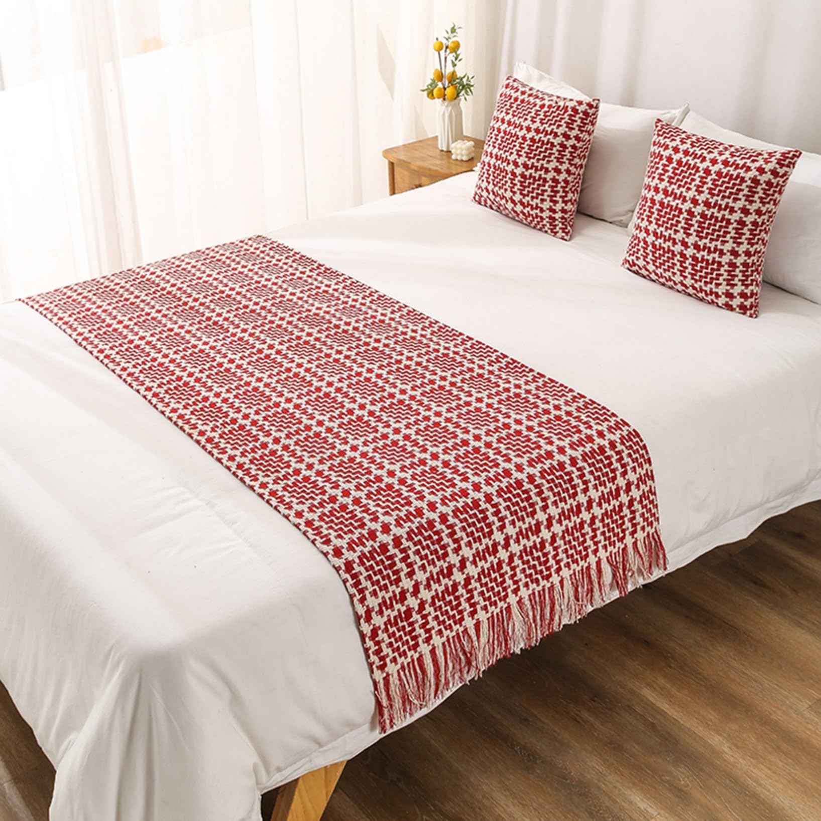 Lit de 1,8 m habillé par un chemin de lit lavable rouge déco cosy