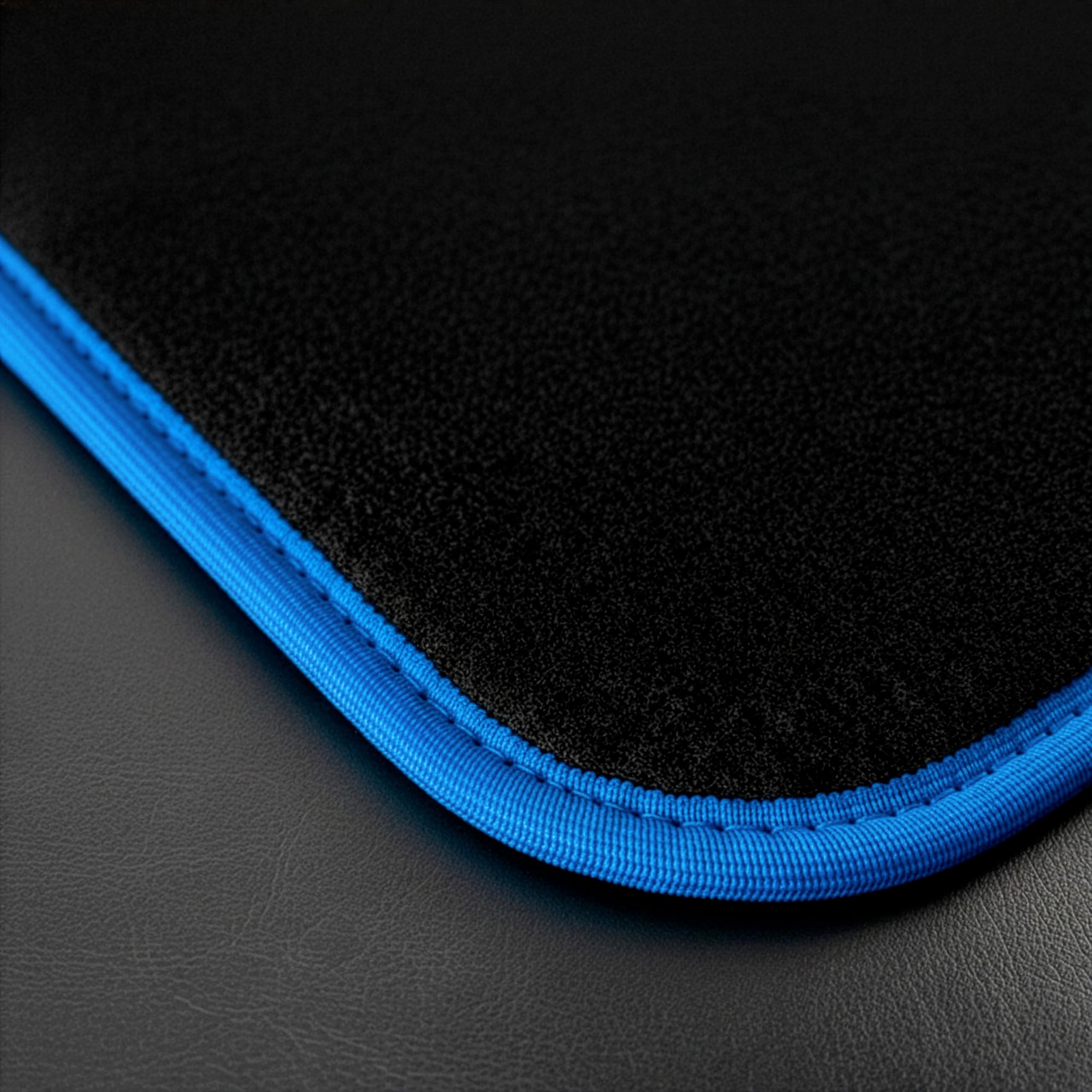 QUEMAR Tappetini Auto compatibili con Lancia Ypsilon 5 porte dal 2011 anche Hybrid/Kit Tappeti Moquette e Gomma su Misura (Set 2 Ant +2 Post)/Ricami e Colori Personalizzati (Bordo Blu, 4 Ricami)