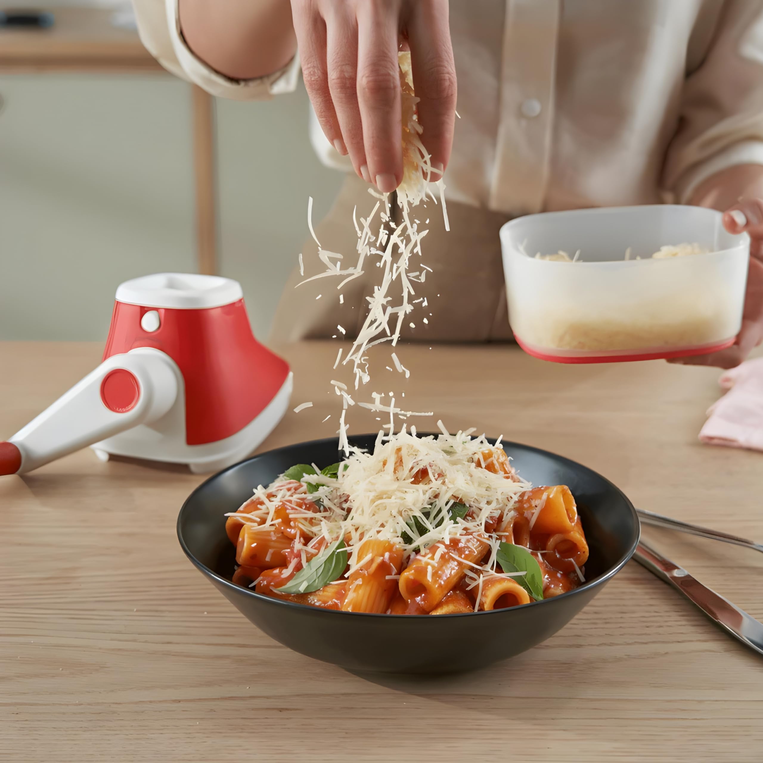 Tupperware Grate N Store Râpe Double Manivelle - Fin et Grossier Rotation 2 Sens - Contenant 430 ml Couvercle Inclus - Plastique - 13x11,5x15 cm - Cuisine Pratique Qualité Professionnelle