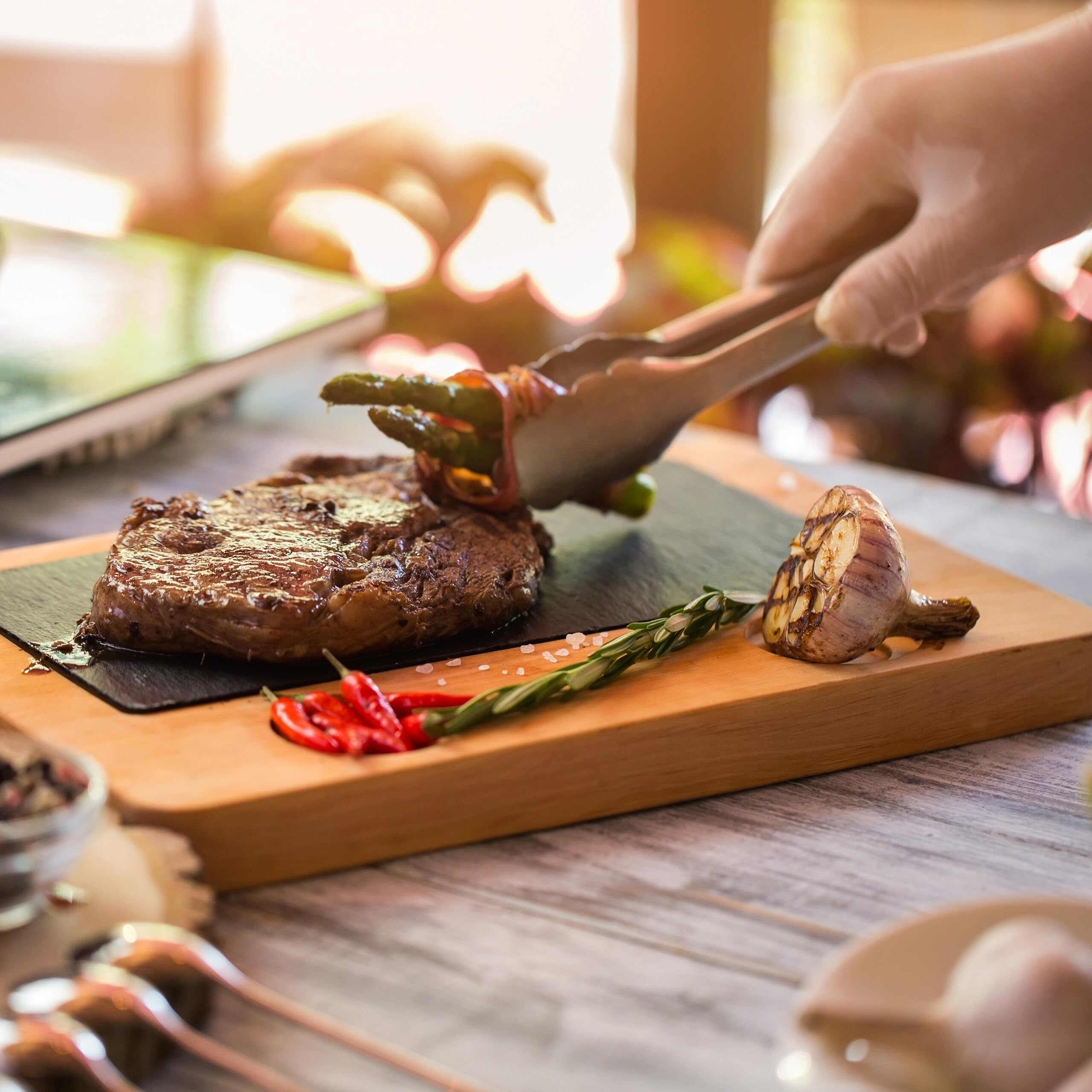 Relaxdays 10x Pinza da Barbecue, Acciaio Inox e Manico in Legno, Accessori Griglia e Cucina, Lunga 38 cm, Argentato Marrone