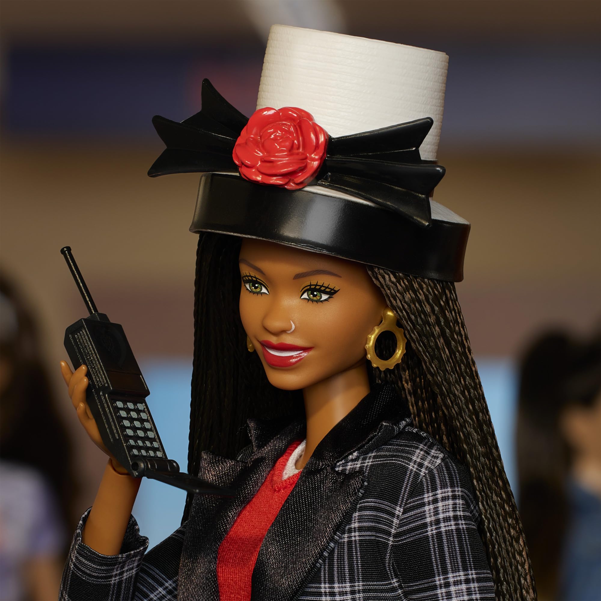 Barbie Signature - Clueless Dionne, bambola da collezione 30° Anniversario, in abito a quadri bianco e nero, cappello a cilindro e cellulare inclusi, 6+ anni, JBJ47