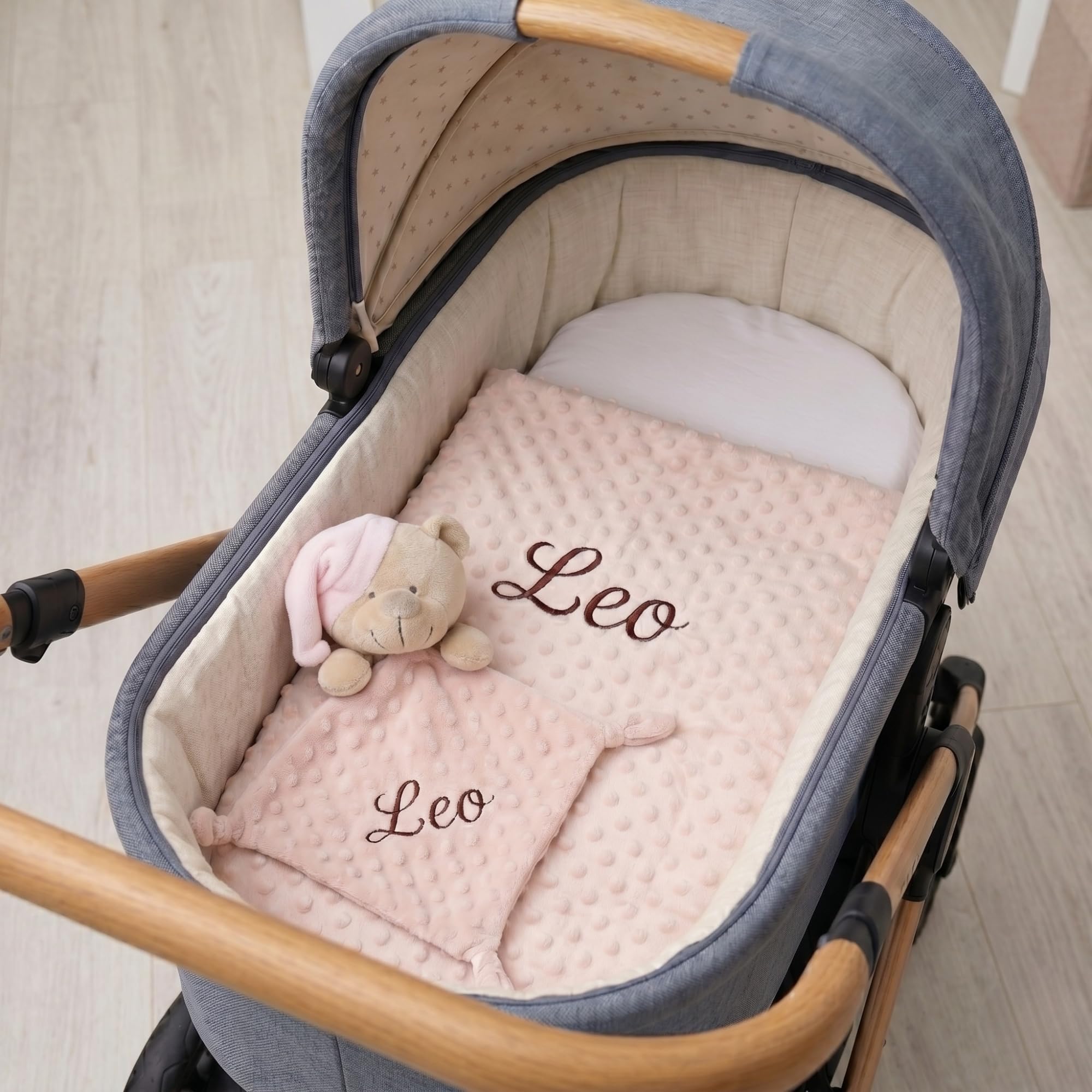 Pack Manta Bebé Personalizada con Nombre Bordado con Doudou Crochet Regalo Personalizado Bebe Recién Nacido Niño Niña Mantita Suave 110x80 cm Dou Dou 25x25 cm Apego Baby Shower Bautizo — view 4