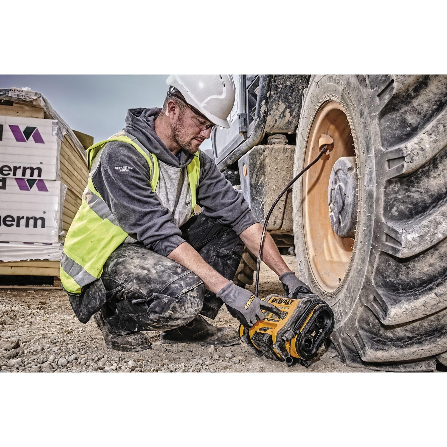 DEWALT Inflador XR 18V, con LED, 3 fuentes de alimentación, Cargador de coche 12V o red eléctrica, Presión máxima 11 Bar, Manómetro digital, Sin cargador/batería, DCC018N-XJ