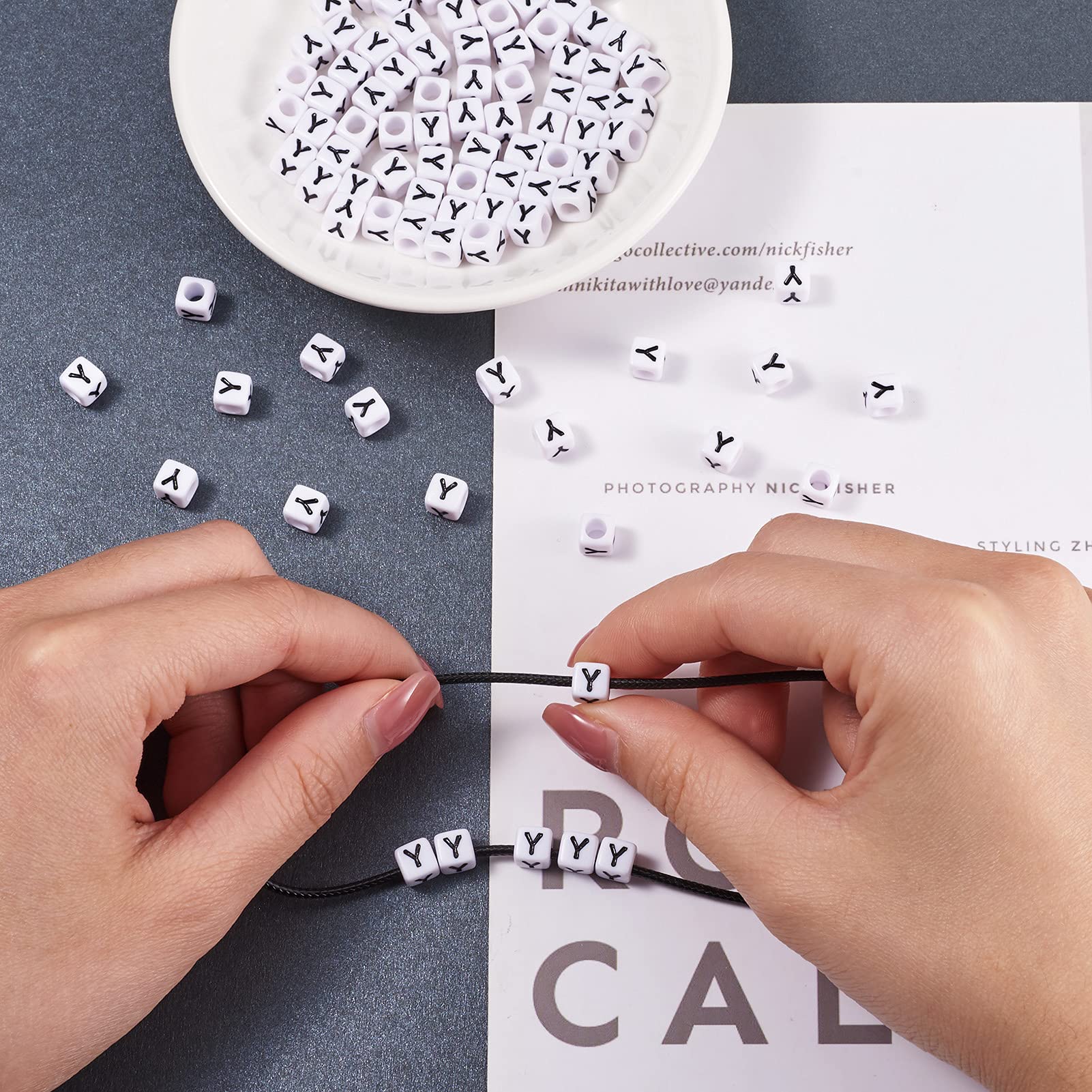 Beadthoven 934 Perline Acriliche Con Lettere A-Z - Cubi 5,5-6 Mm, Foro 3,5 Mm - Kit Per Creare Gioielli Personalizzati