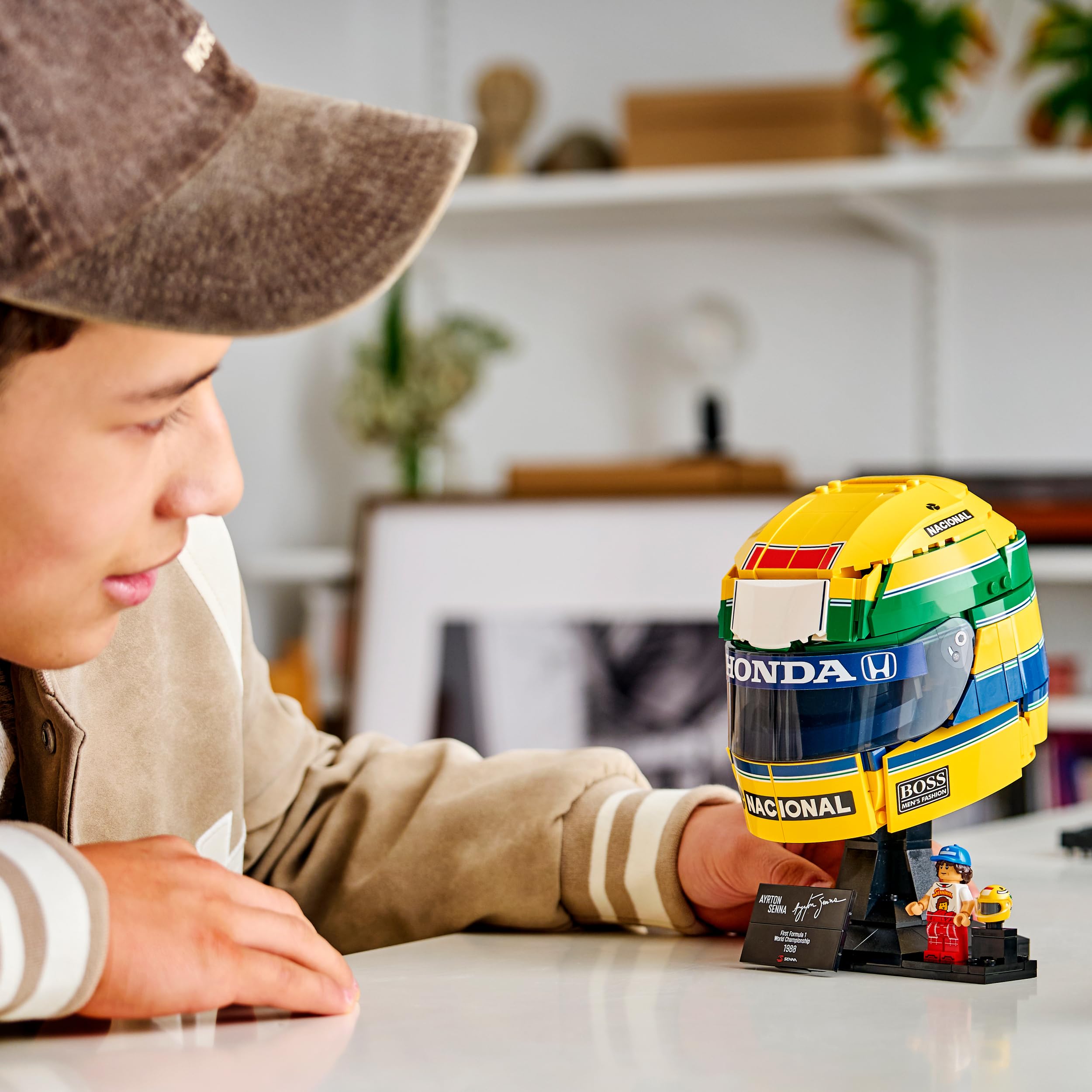 LEGO Editions Casco Ayrton Senna - Merch da F1 - Kit di Modellismo da Esposizione con Minifigure da Collezione - Regalo per Ragazzi da 14 Anni in su e per Adulti Appassionati di Automobilismo - 43024