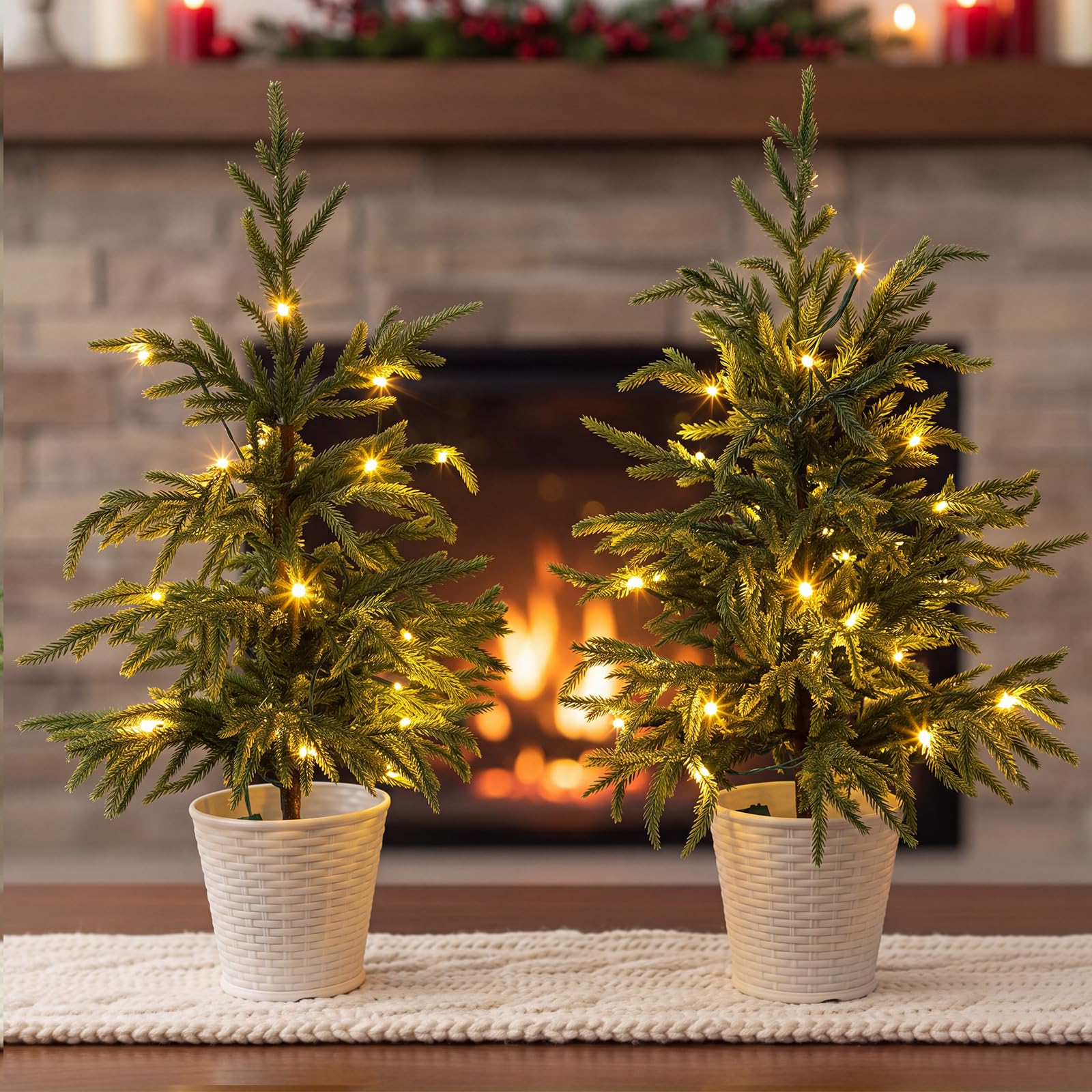 Cinnvoice Norfolk Lot de 2 sapins de Noël artificiels de 0,6 m avec lumières LED sur la table - Sapins de Noël pré-éclairés à piles pour intérieur ou extérieur - Décoration de vacances