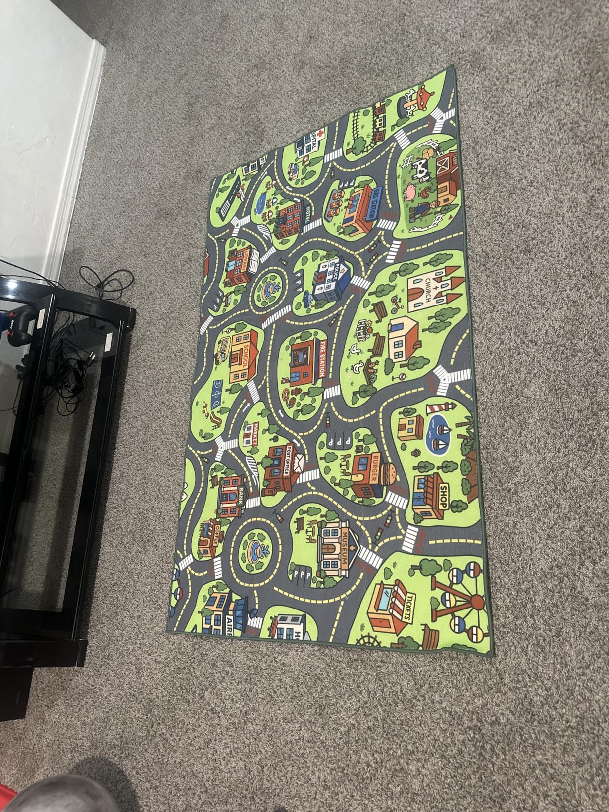 Arenrug kids car rug in playroom with toy cars