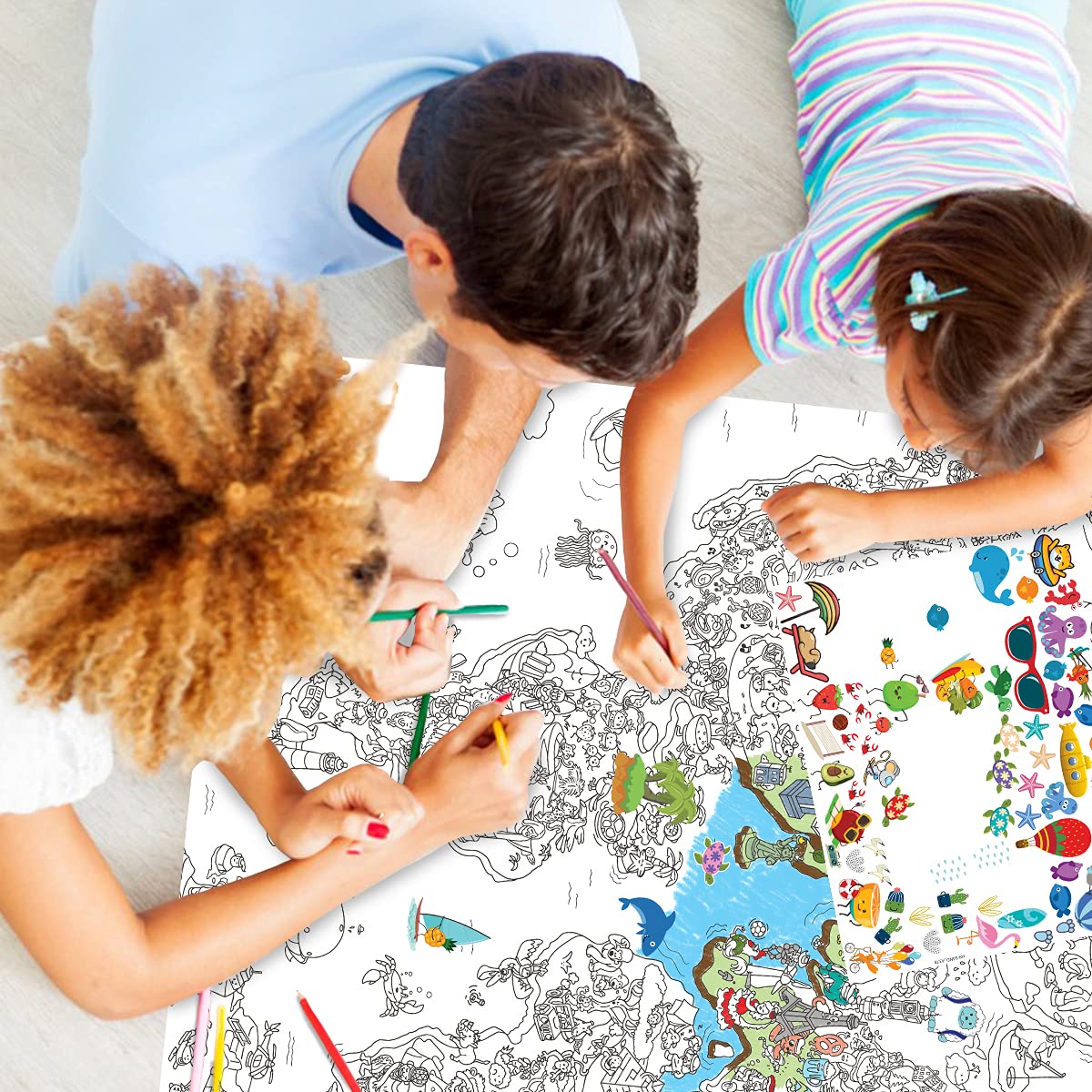 YETI BLANK DESIGNS - Poster Géant à Colorier avec 70+ stickers - Atlas Carte du Monde - XL (100x70cm) - idée cadeau poster avec autocollants - facile à encadrer - immense coloriage enfants