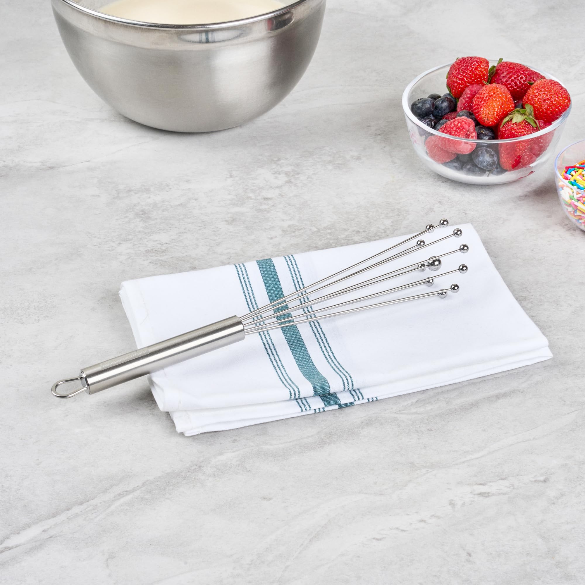 Restaurantware - Batidor de bola estándar alemán de 10.6 pulgadas, 1 batidor de cocina lavable en lavavajillas, mango ergonómico, duradero, batidor manual de huevos de acero inoxidable, adecuado para