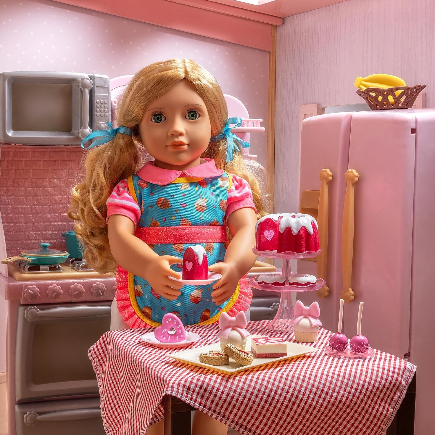 Our Generation - Jenny - Muñeca Articulada Panadera de 46 cm - Cabello Rubio y Ojos Verdes - Gorro de Cocinero, Delantal y Accesorios de repostería - Juguete para niños a Partir de 3 años