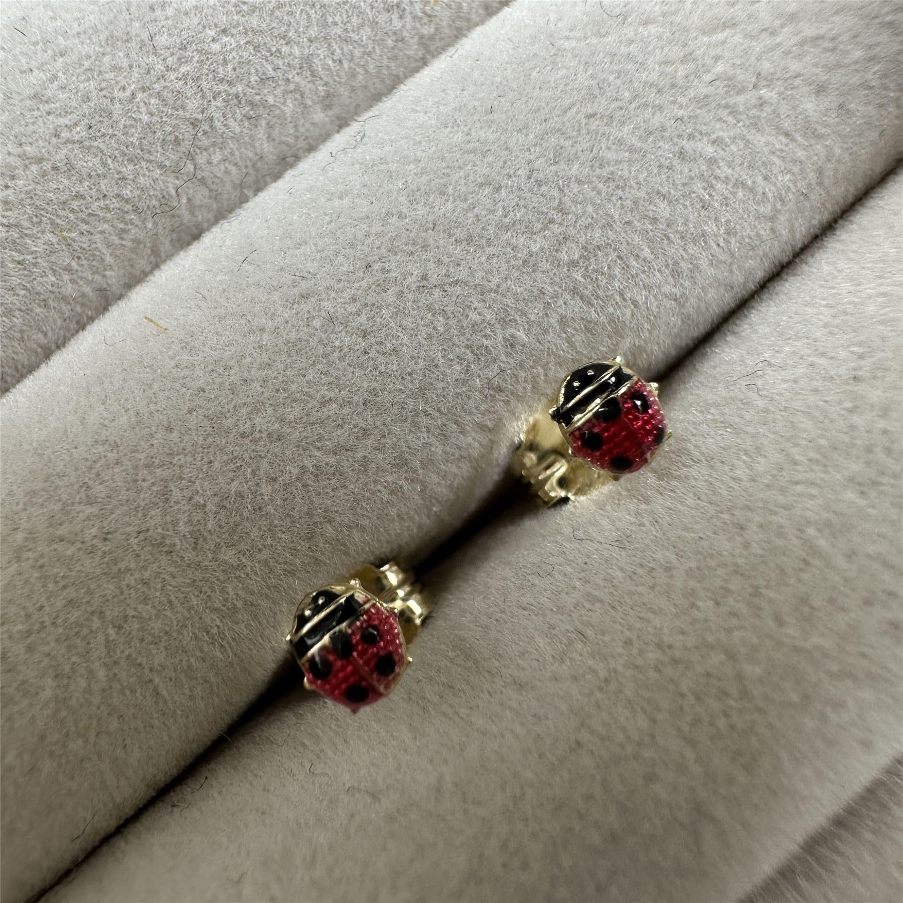 Orecchini a Brochia con Coccinella smaltata & in Oro 9kt