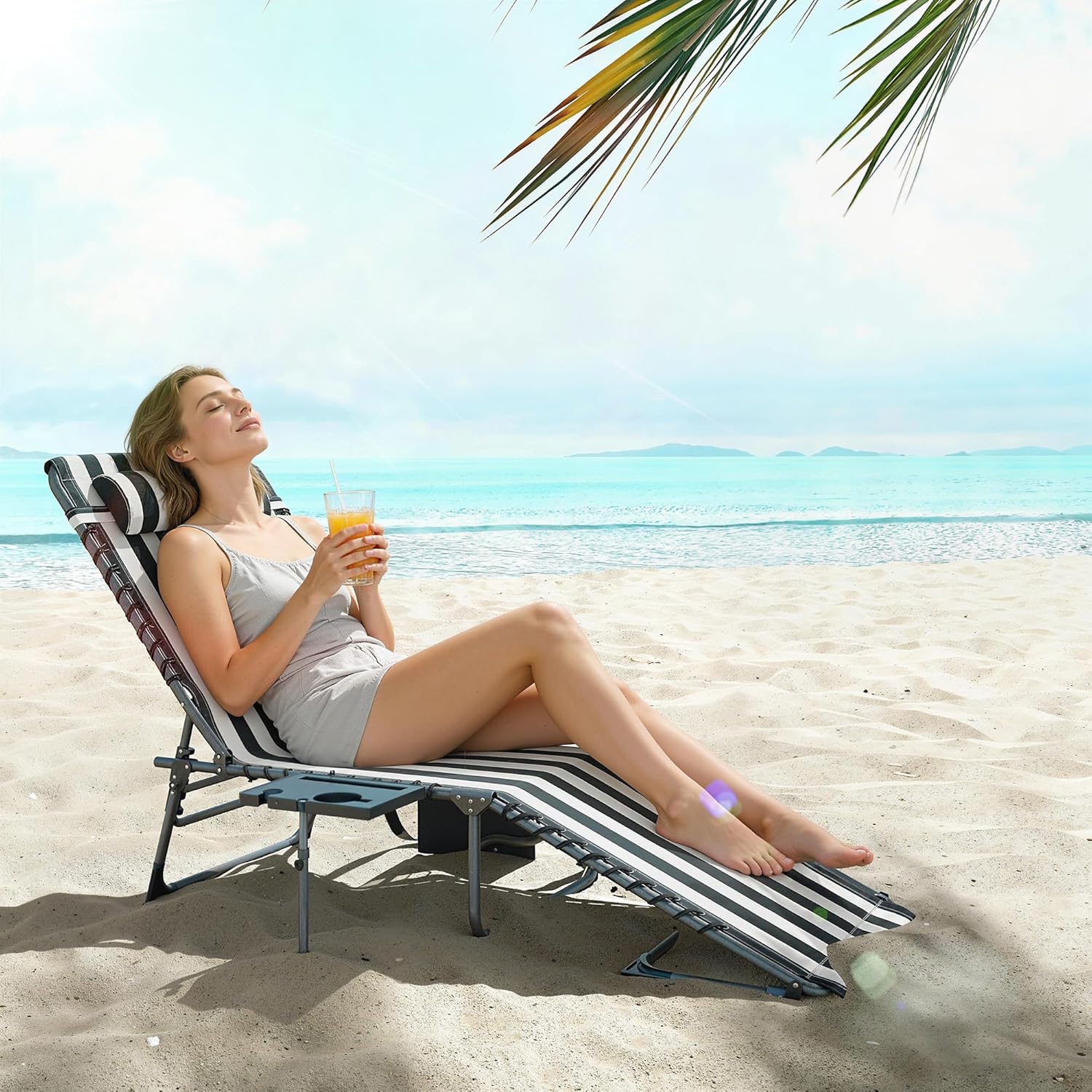 Outsunny Folding Chaise Lounge Chair Outdoor Tanning Chair with Side Table, 5-Level Adjustable Beach Lounge Chair with Headrest, Side Pocket for Patio, Backyard, Beach, Poolside, Blue and White