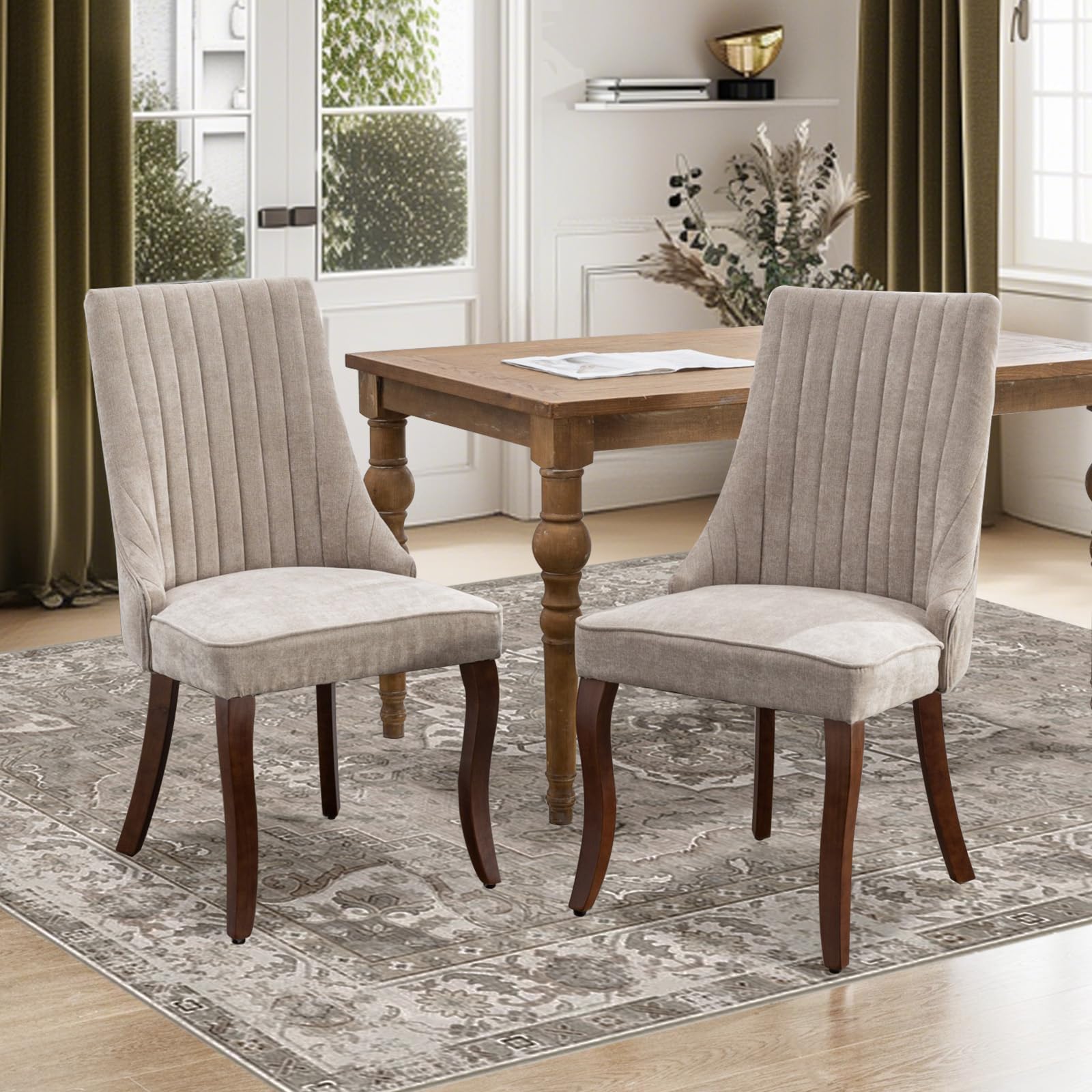 SoarFlash Conjunto de 2 sillas de Comedor, con Respaldo Alto y Acolchado Vertical, Patas de Madera Maciza curvadas, Elegante Silla tapizada para el Comedor, Beige Gris