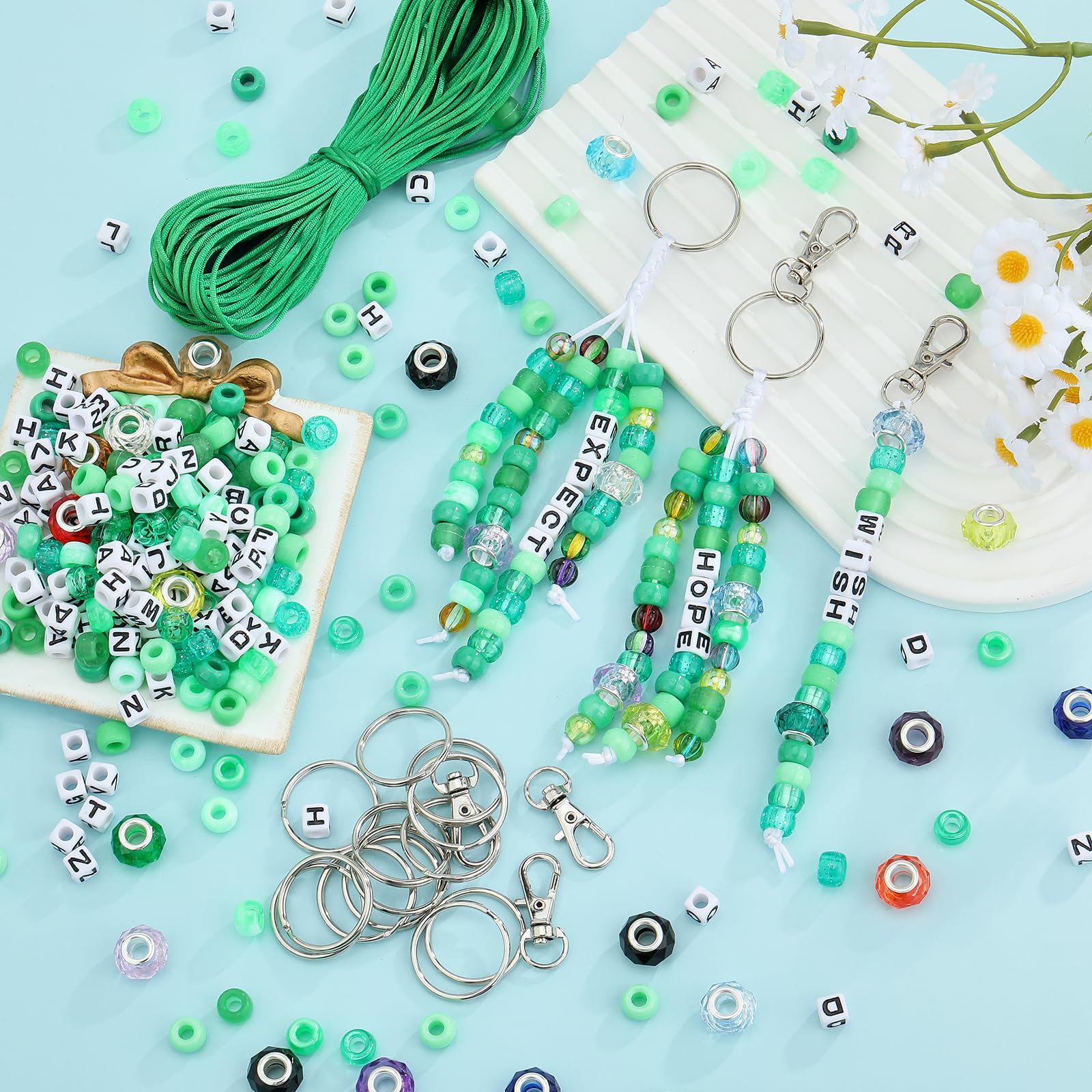 BEEFLYING DIY Perlen Set - 750 Teile Schlüsselanhänger Bastelset Mit Buchstabenperlen