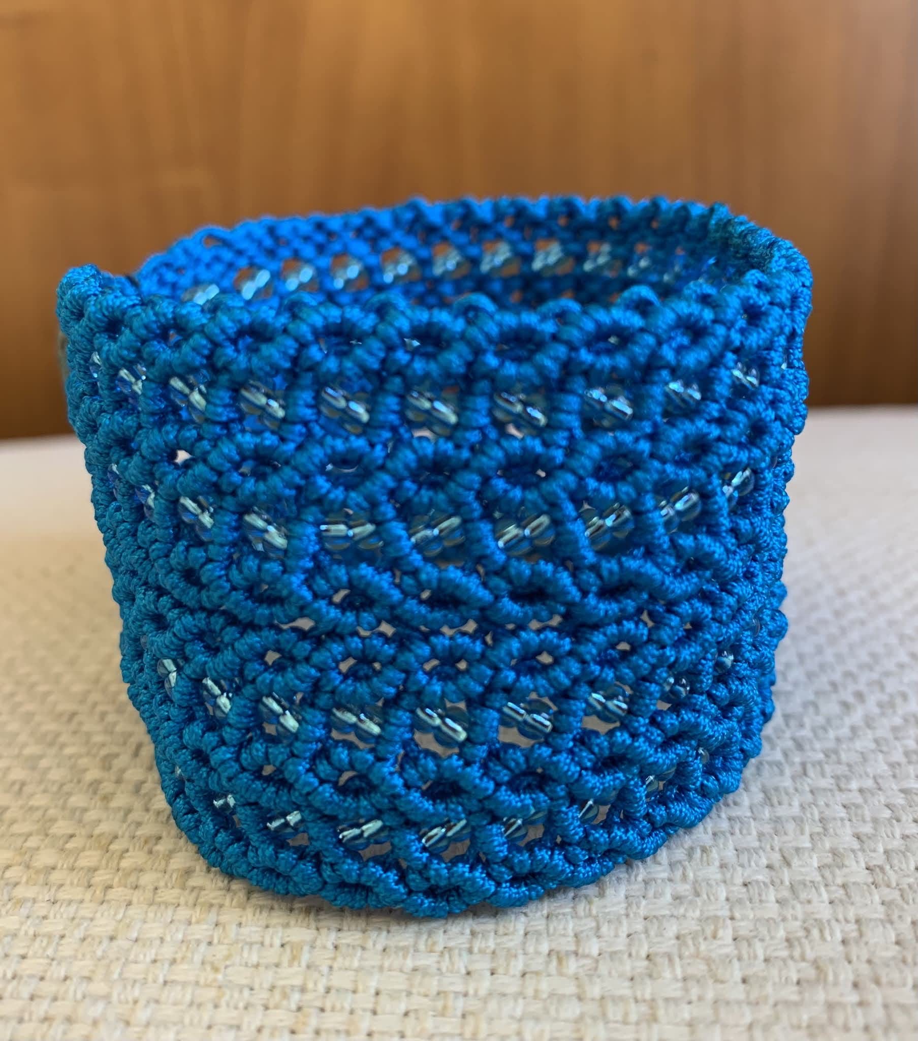 Pulsera macramé ancha azul hecha a mano con pequeñas rocallas cristal a juego Mide aprox.17,5 cm. de largo y 4 cm. de ancho.Cierra con dos botones