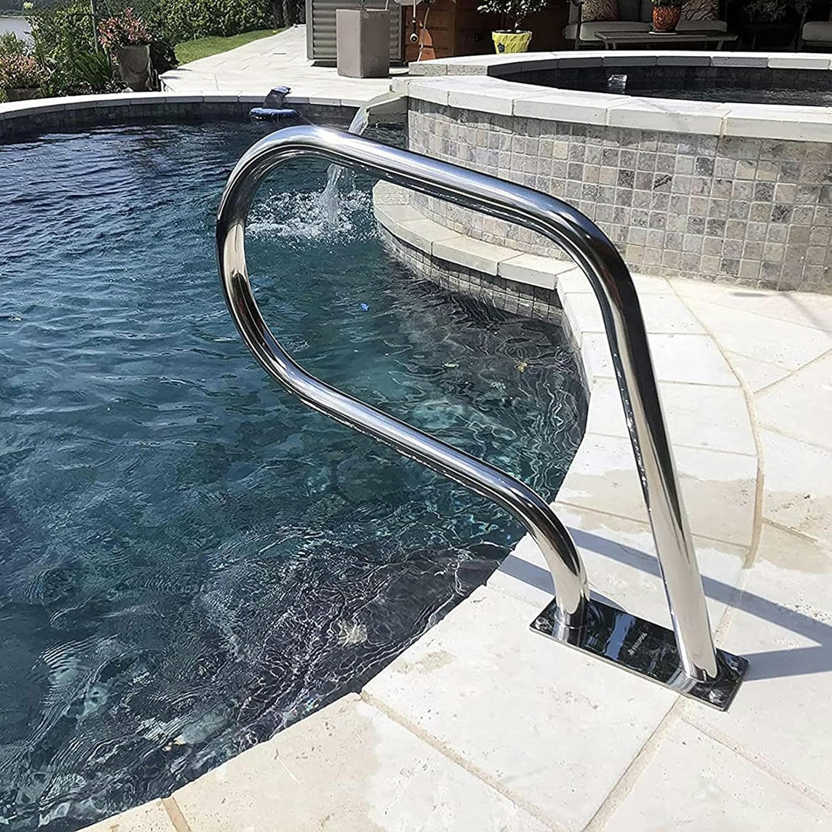 Main courante piscine inox pour sécuriser l'accès au spa de jardin et aux marches de bassin
