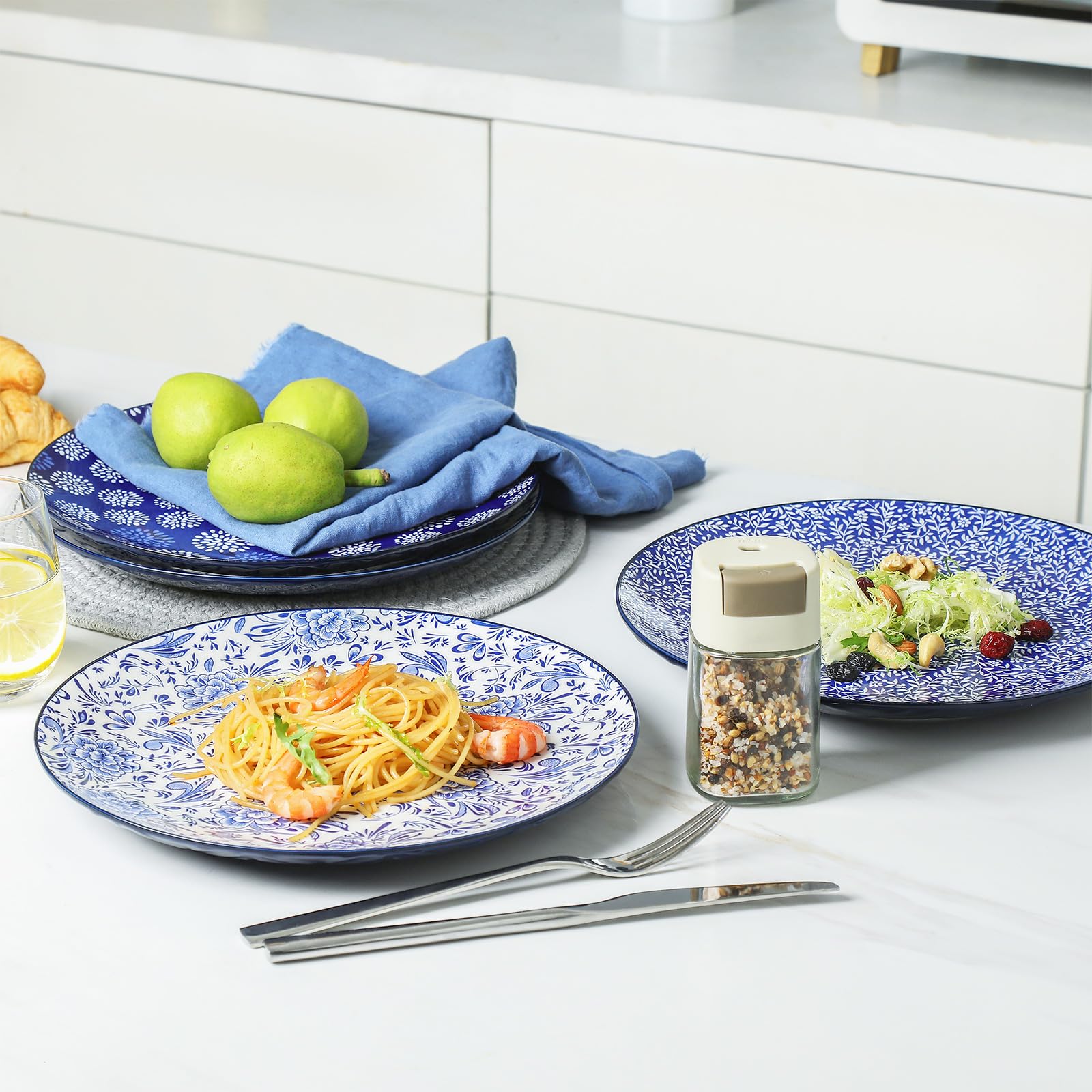 KitchenTour - Juego de 4 platos llanos de cerámica, platos grandes de ensalada de 10.5 pulgadas, platos para servir postres, pasta, filetes, lavavajillas y microondas