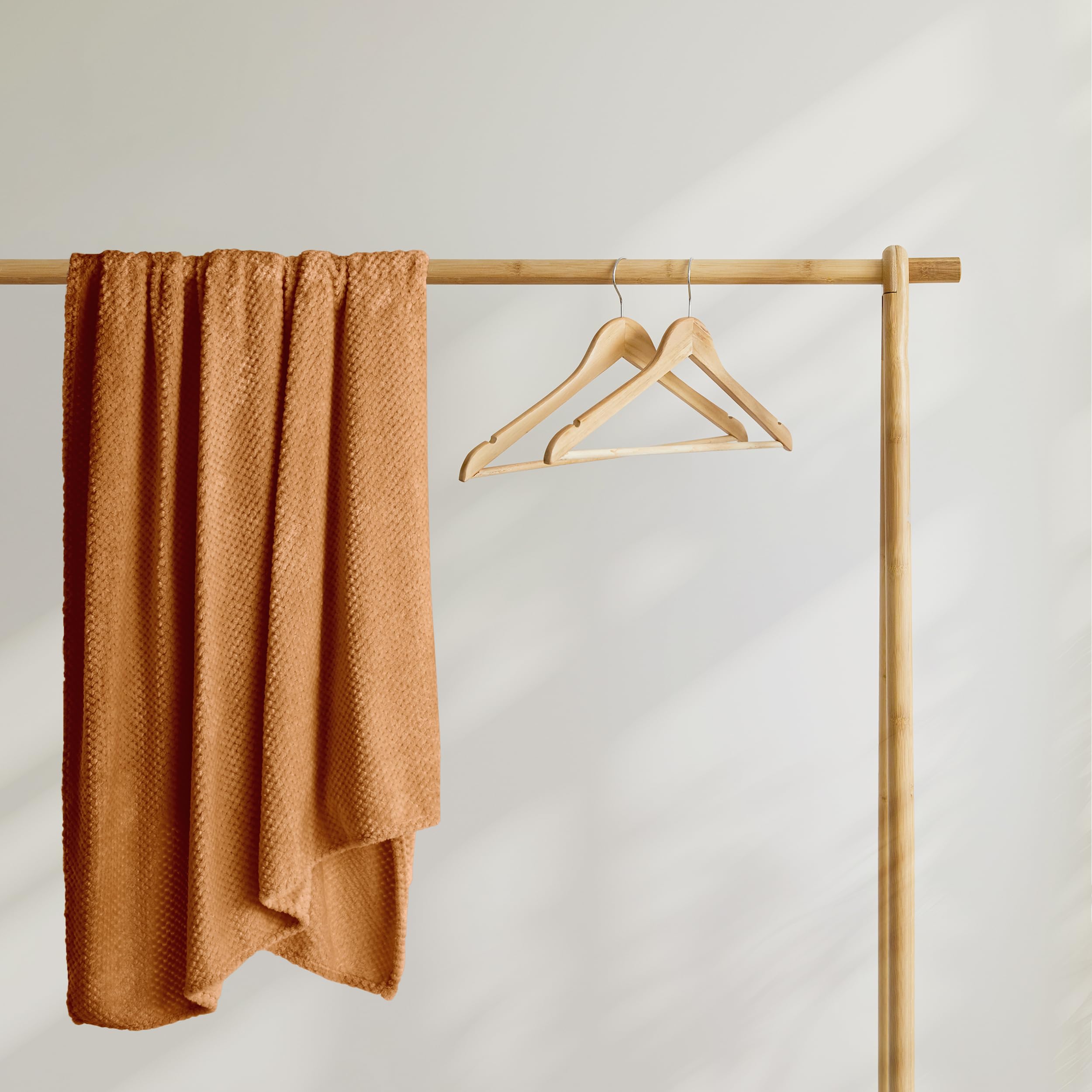 RESTILO Kuscheldecke 220x240 cm Decke Microfaser Wohndecke Tagesdecke Henry