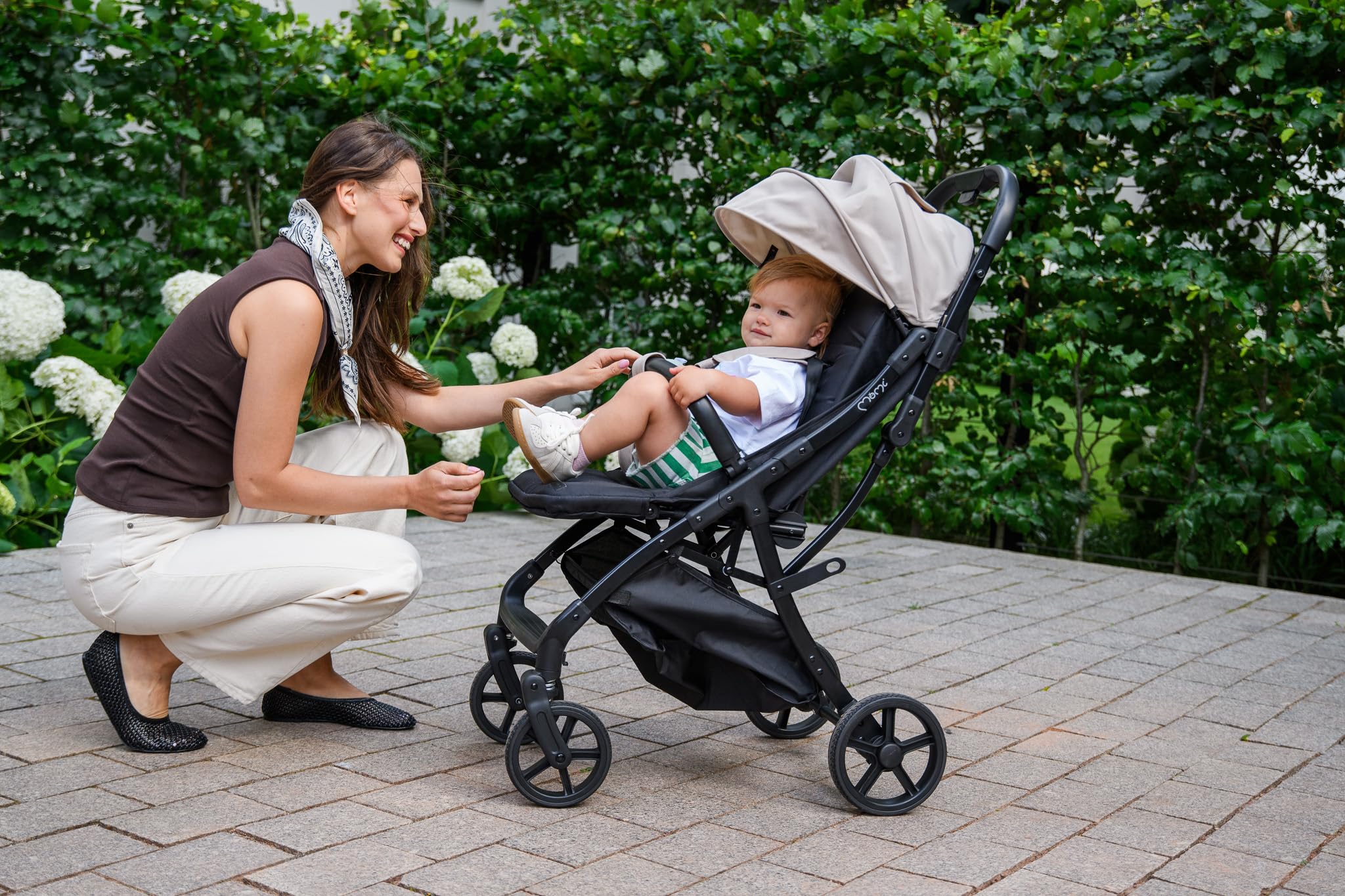 MoMi PAOLA Silla de Paseo Ligera y Compacta hasta 22 kg, Plegado Automático, Arnés de 5 Puntos, Ruedas con Suspensión, Cesta de Almacenamiento, Portavasos