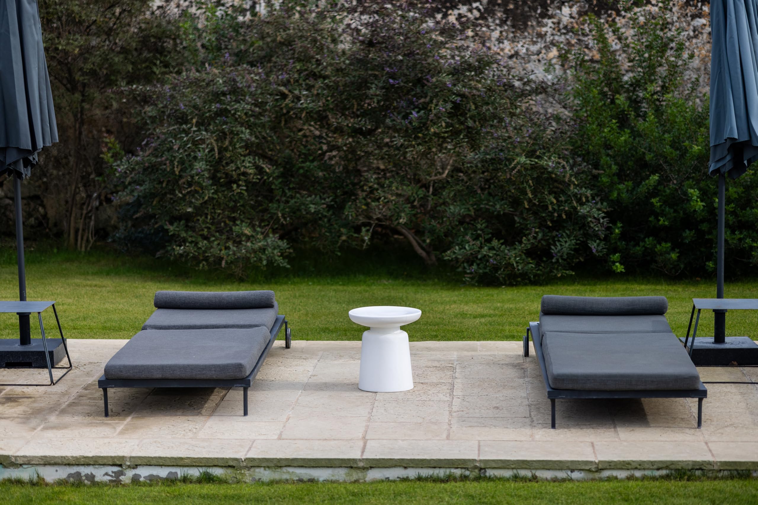 Kloris Tavolino Sgabello basso bianco in polietilene per interni ed esterni h 40 cm diametro 38 cm. Made in Italy.