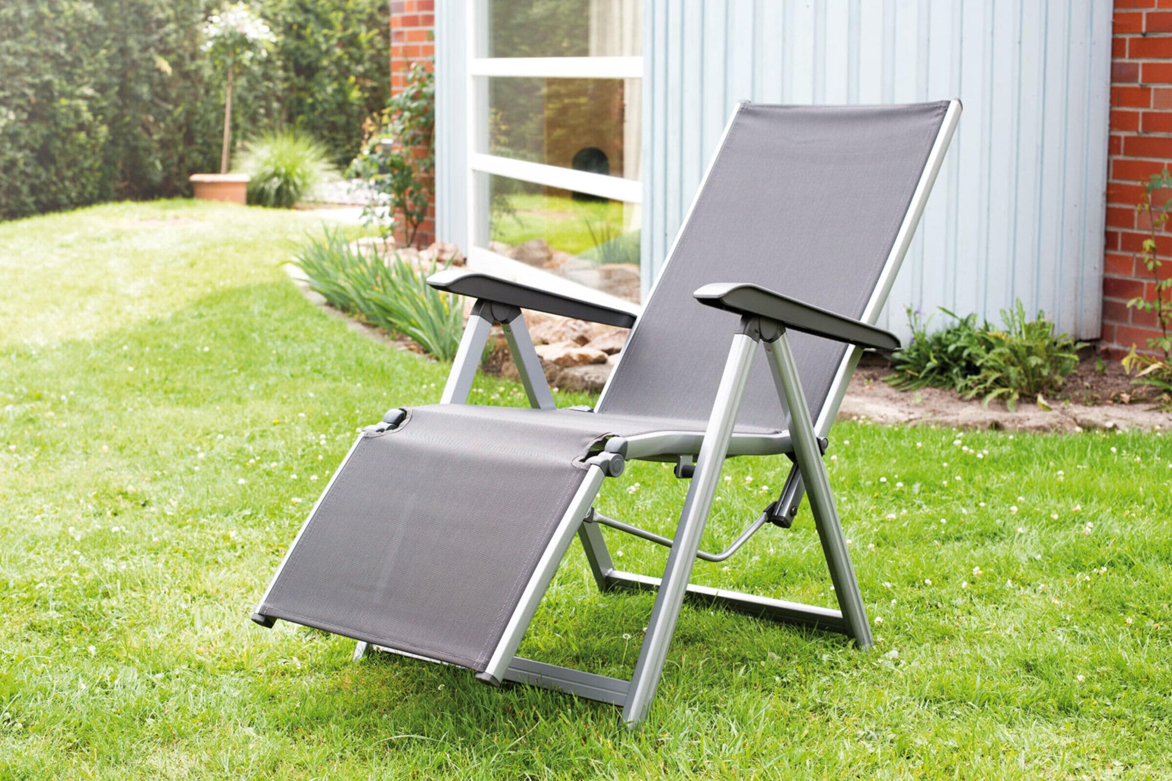 Kettler Basic Plus Advantage Relaxliege Aluminium - praktische Klappliege - Liegestuhl verstellbar & leicht zusammenklappbar - wetterfeste Gartenmöbel - silber/anthrazit
