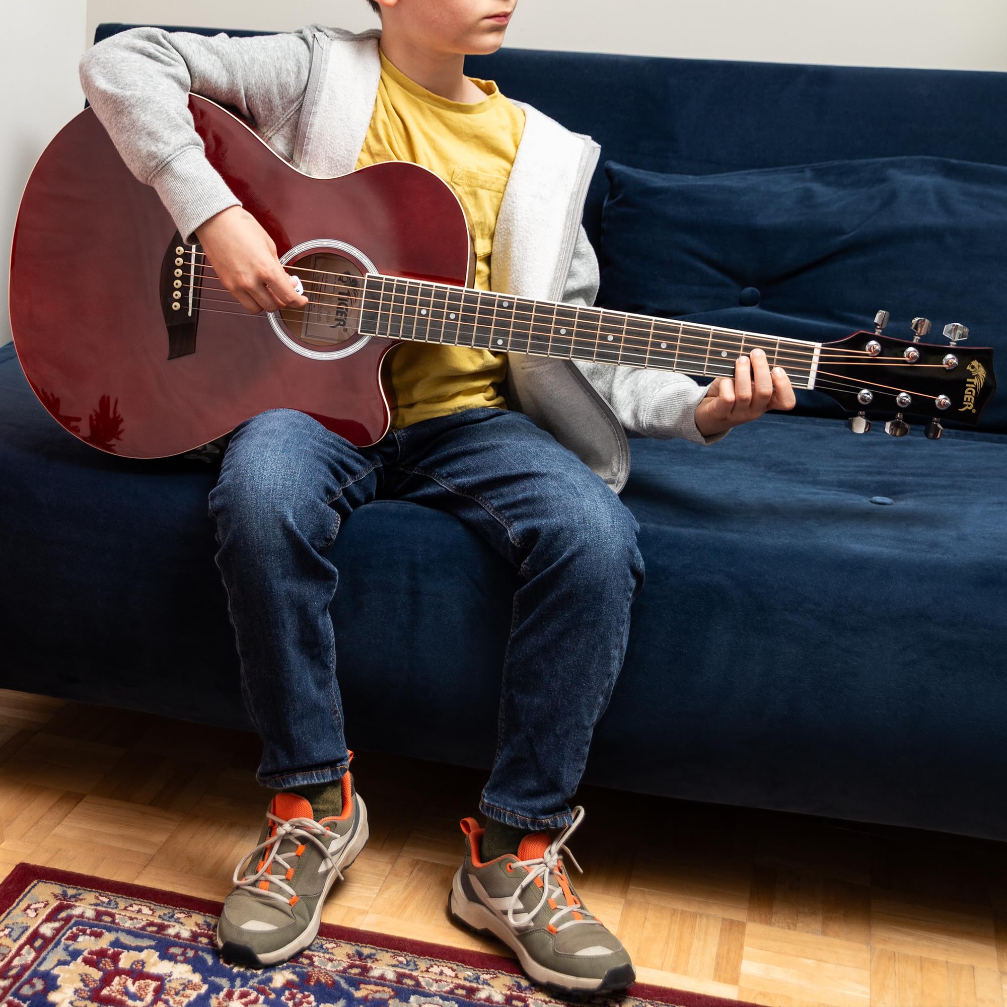 TIGER ACG1-RD34 3/4 Akustikgitarre mit Stahlsaiten bespannte Small Body Akustikgitarre für Personen ab 9 Jahren mit Tasche Gurt Ersatzsaiten und Plektren - Rot
