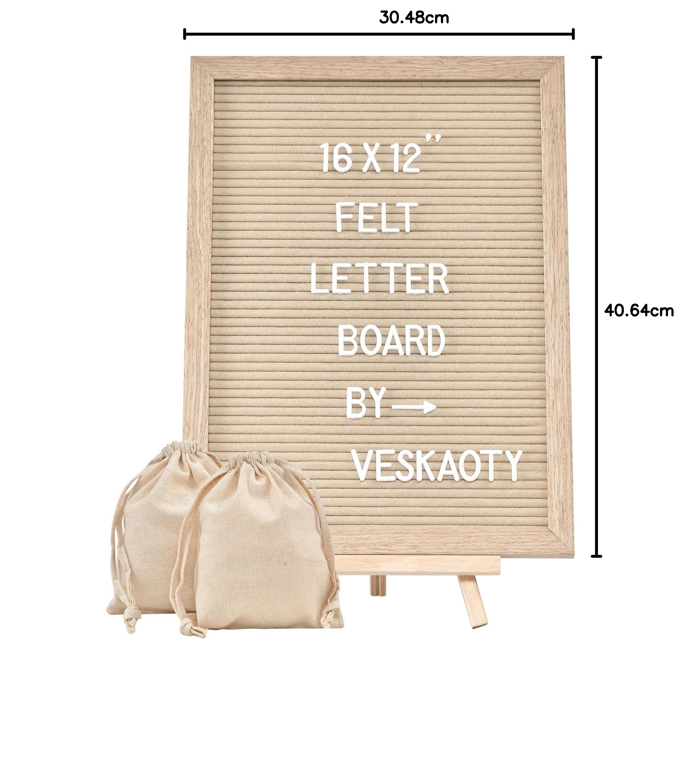 Filz-Buchstabenbrett mit 402 Buchstaben, Zahlen und Symbolen, 30,5 x 40,6 cm, großes austauschbares Nachrichtenbrett mit Holzrahmen, Wandhalterung, 2 Leinentaschen, Holzständer (Beige)