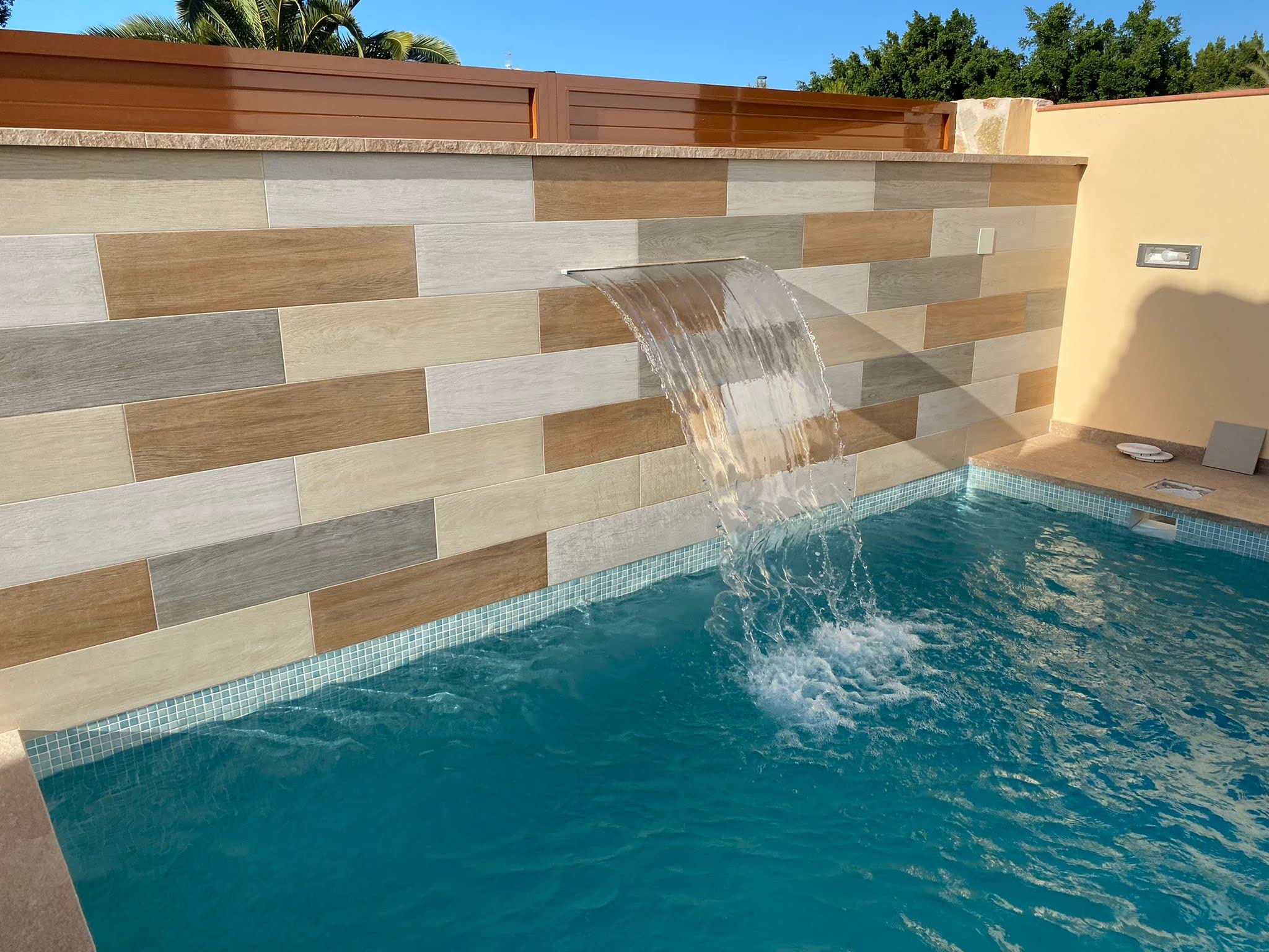 Cascada Acrílica empotrable para Piscina SIN LED, Lamina de Agua de Varios tamaños (60 cm lengüeta 10 cm)
