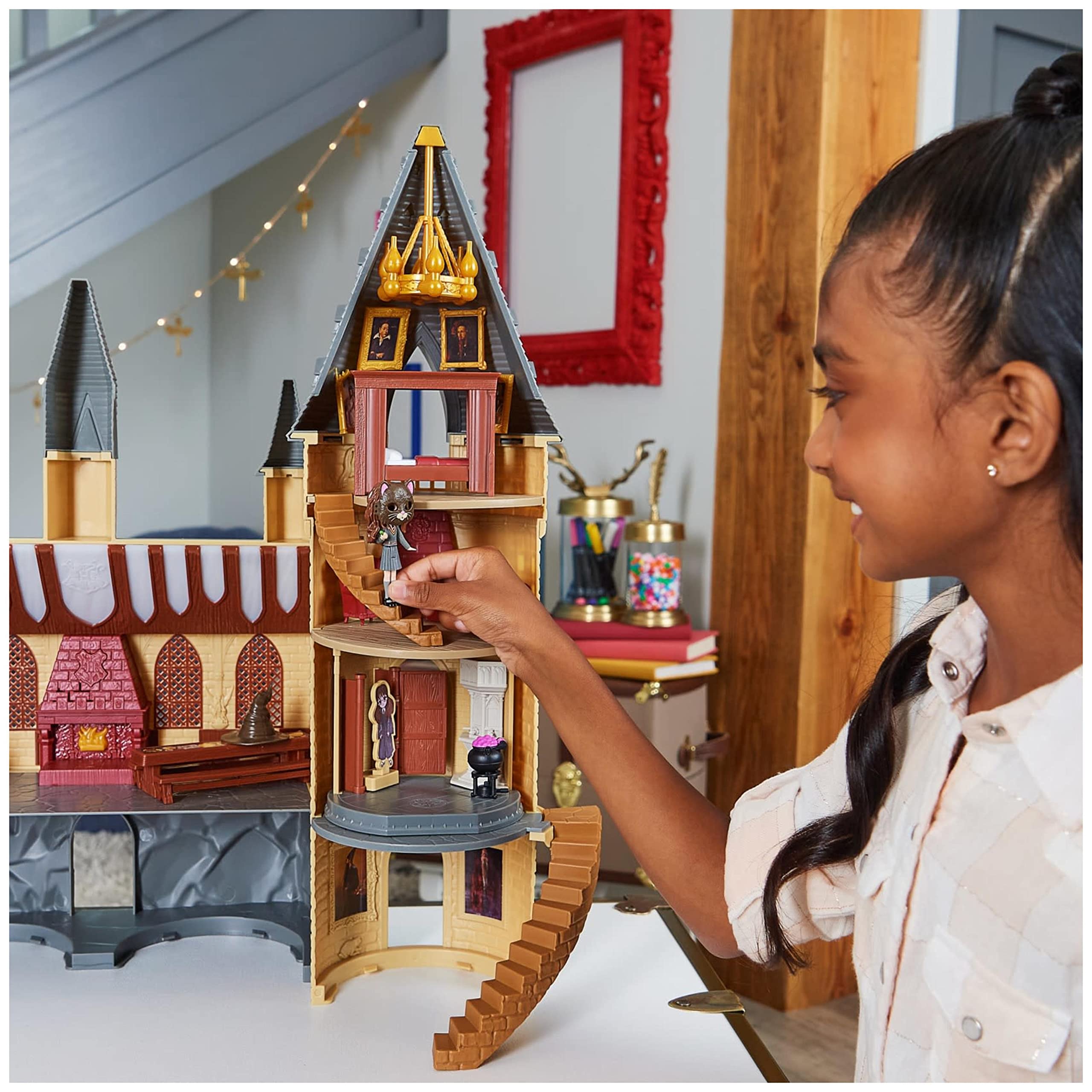 Wizarding World, Castello di Hogwarts di Harry Potter, con 12 accessori, luci, suoni e bambola Hermione esclusiva - dai 5 anni
