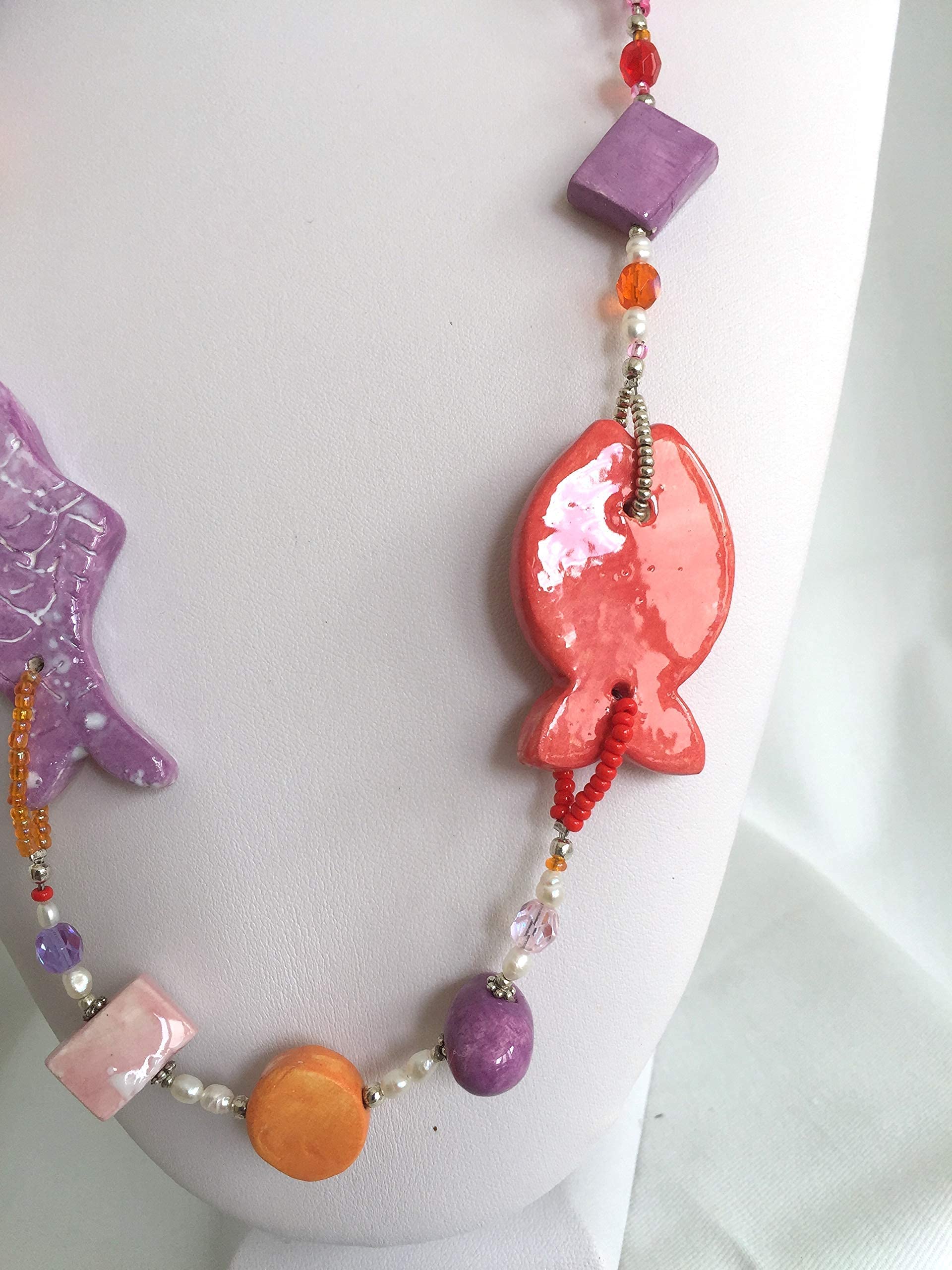 Gioielli d'Artista di Chiara Bo Collana Viola Rossa con pesci in ceramica MARTINICA
