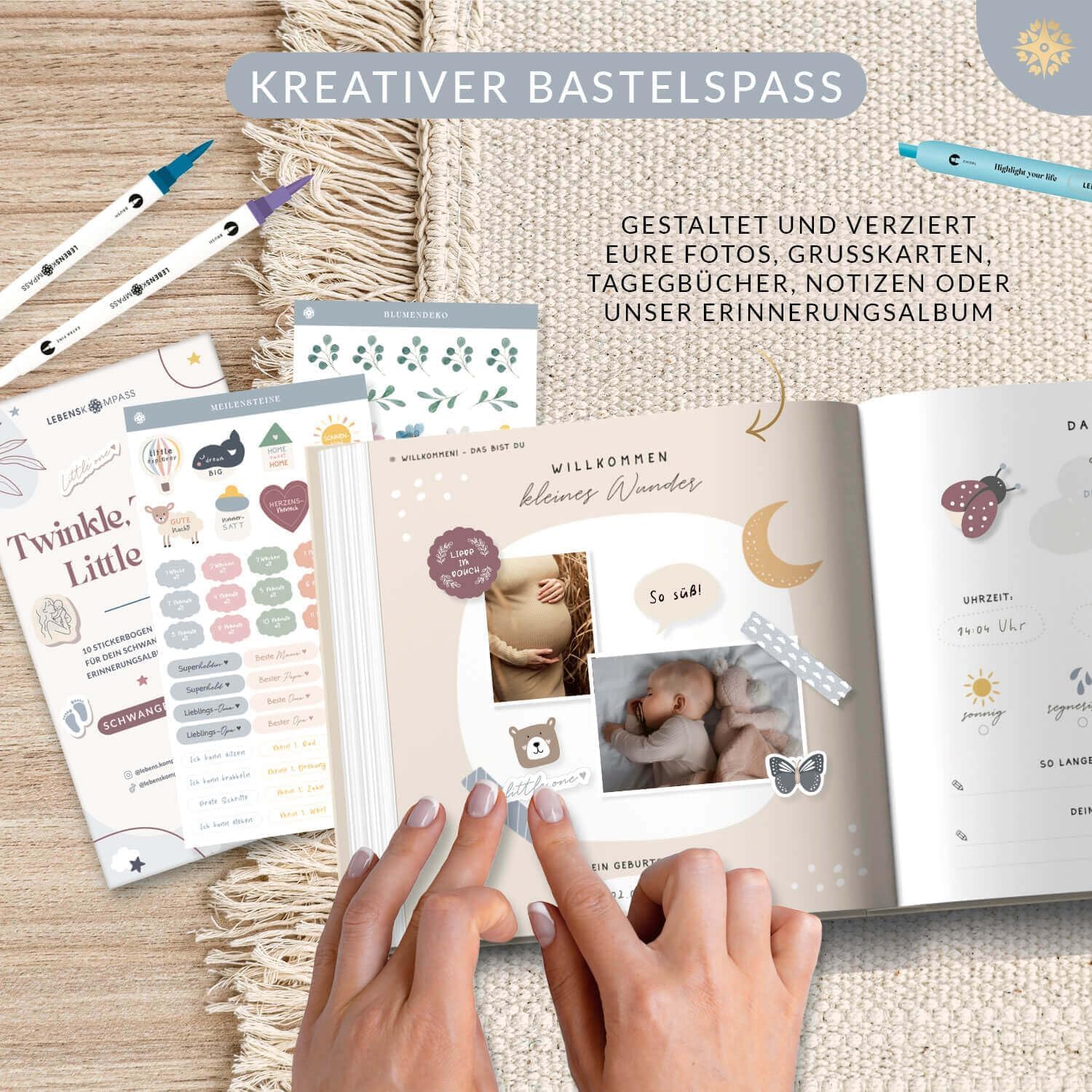 Lebenskompass Geschenk Set für Babys - Babyalbum "PURE" + Meilensteinkarten inkl. Kartenständer aus Holz + Baby Sticker Set zum verschenken zur Babyparty - liebevoll gestaltetes Erinnerungsalbum