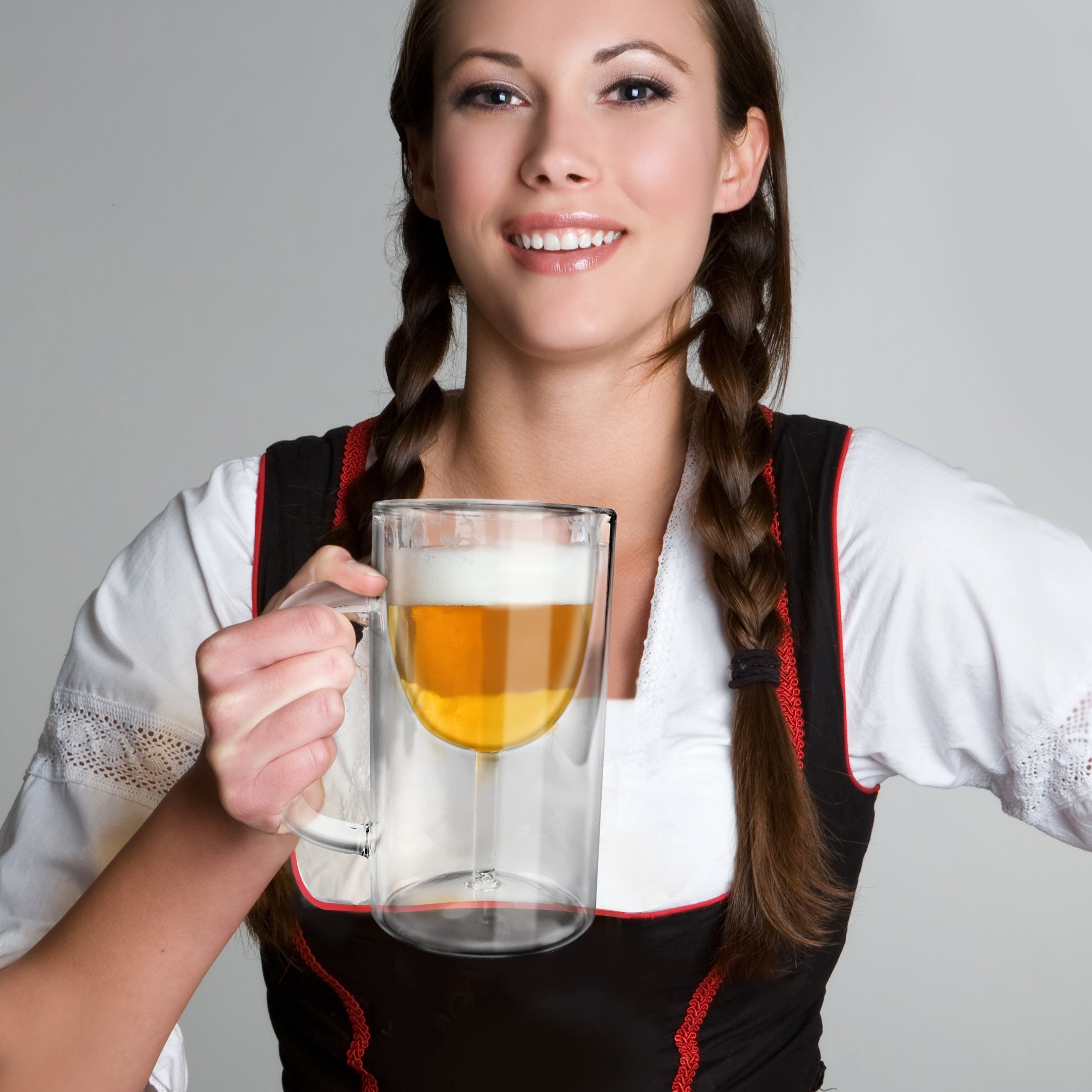 Jarra de cerveza con vaso de vino al interior