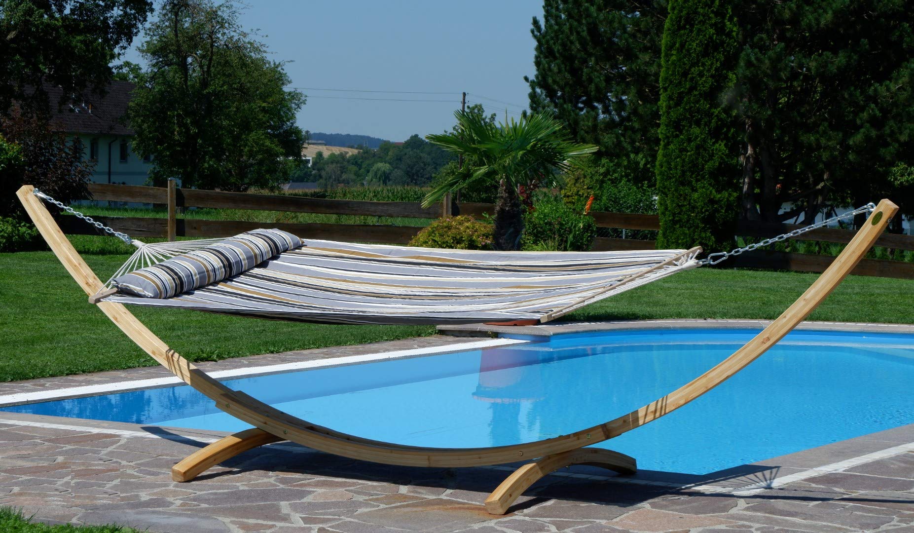 ALEOS. 400cm XXL Hängemattengestell Gestell aus Holz Lärche hell mit Stab Hängematte gefüttert mit Kopfkissen Grau gestreift 120x200 cm