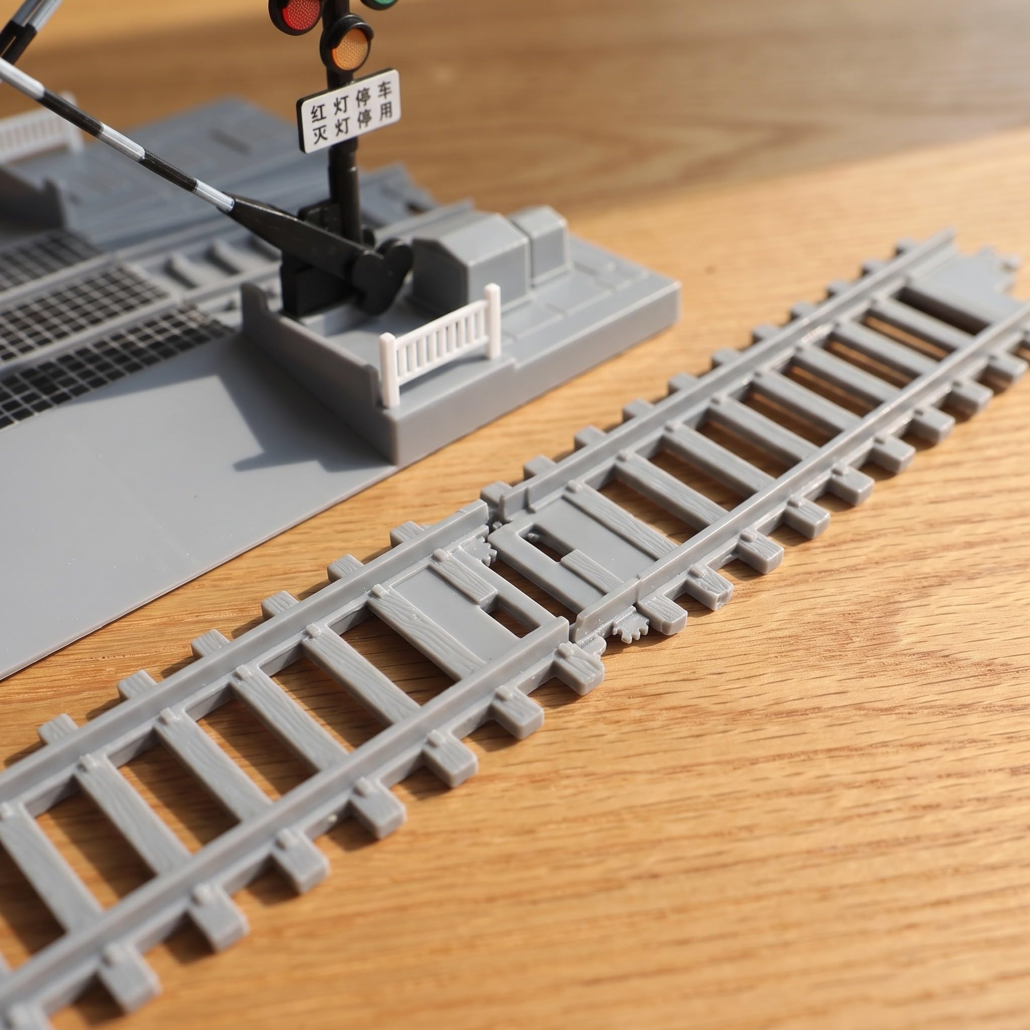 UKCOCO 1 set di binari per passaggio a livello in miniatura con barriera in