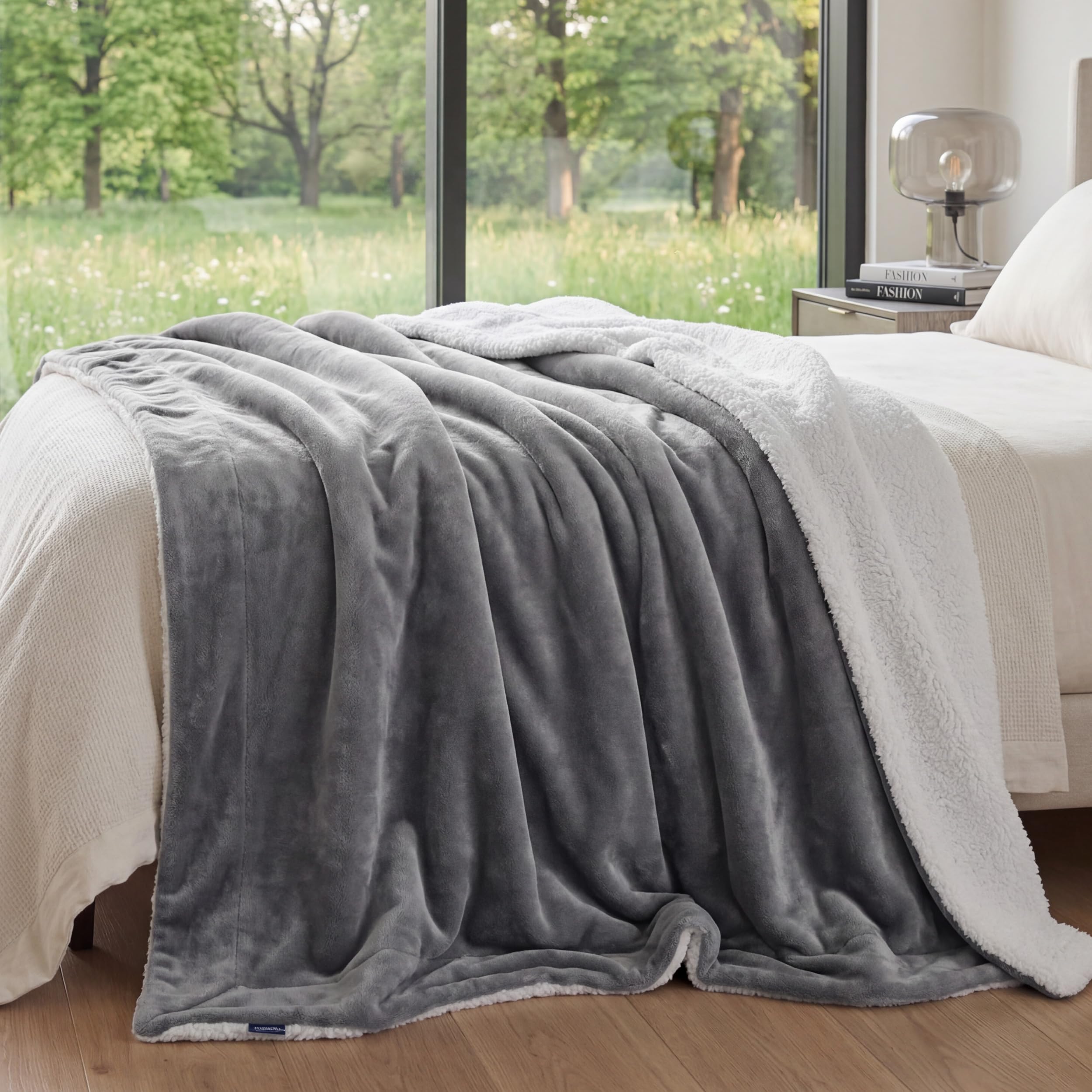 Bedsure Coperta in Pile Sherpa - Plaid Divano e Letto, Coperta Calda Accogliente, Sherpa Extra Spessa Morbida, Coperta Termica Copridivano Matrimoniale, XL 150x200 cm, Grau