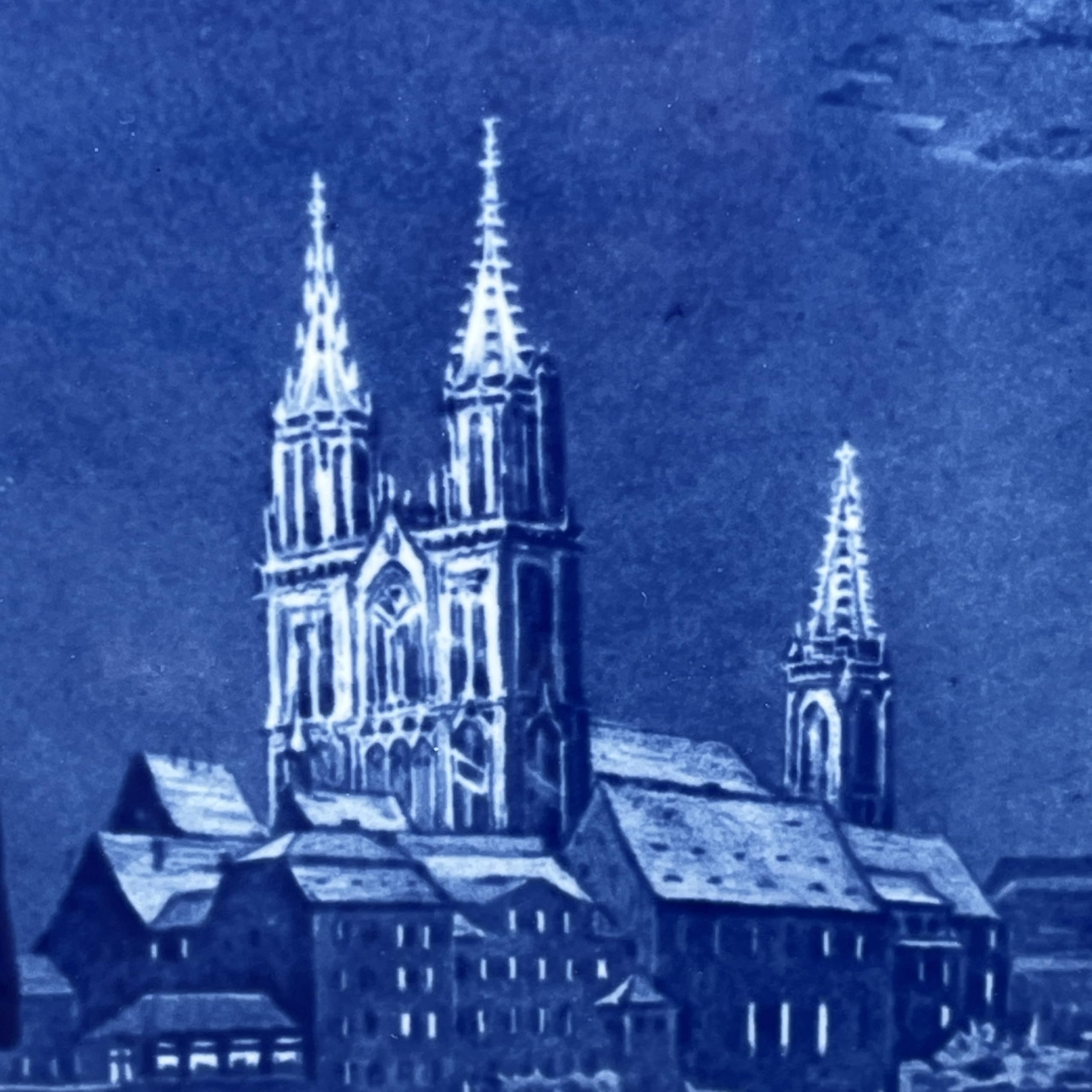 Generisch Schöner Wandteller von der Porzellanmanufaktur in Meißen mit dem Motiv Meißner Dom bei Nacht in Kobaltblau