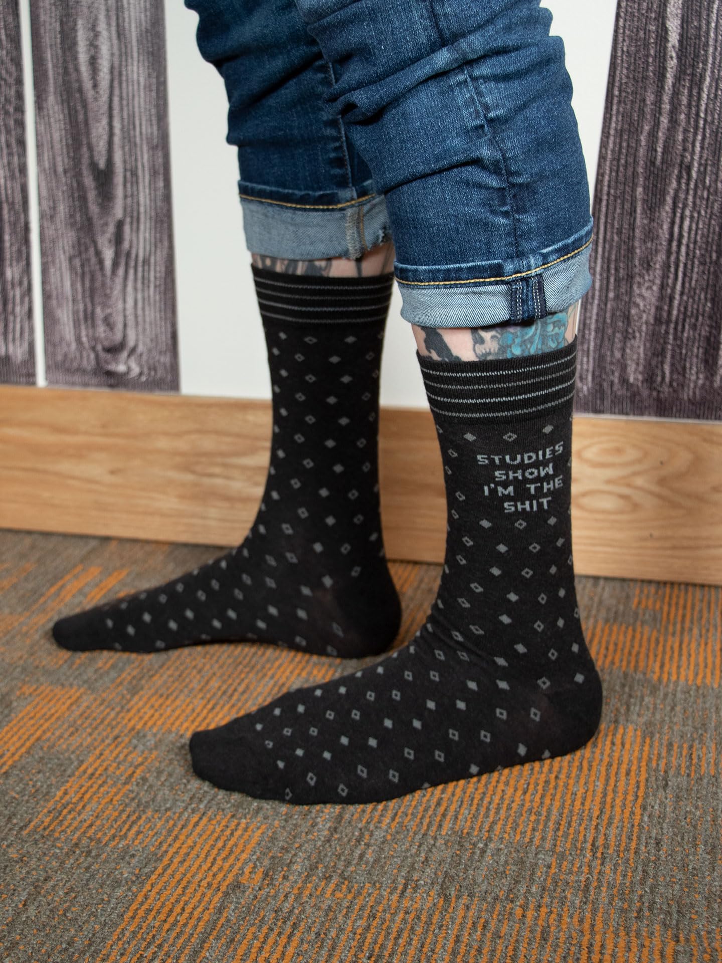 Blue Q Divertidos calcetines para hombre con refranes, regalo tonto para papá, marido o chicos, diseño único, talla de zapato 7-12