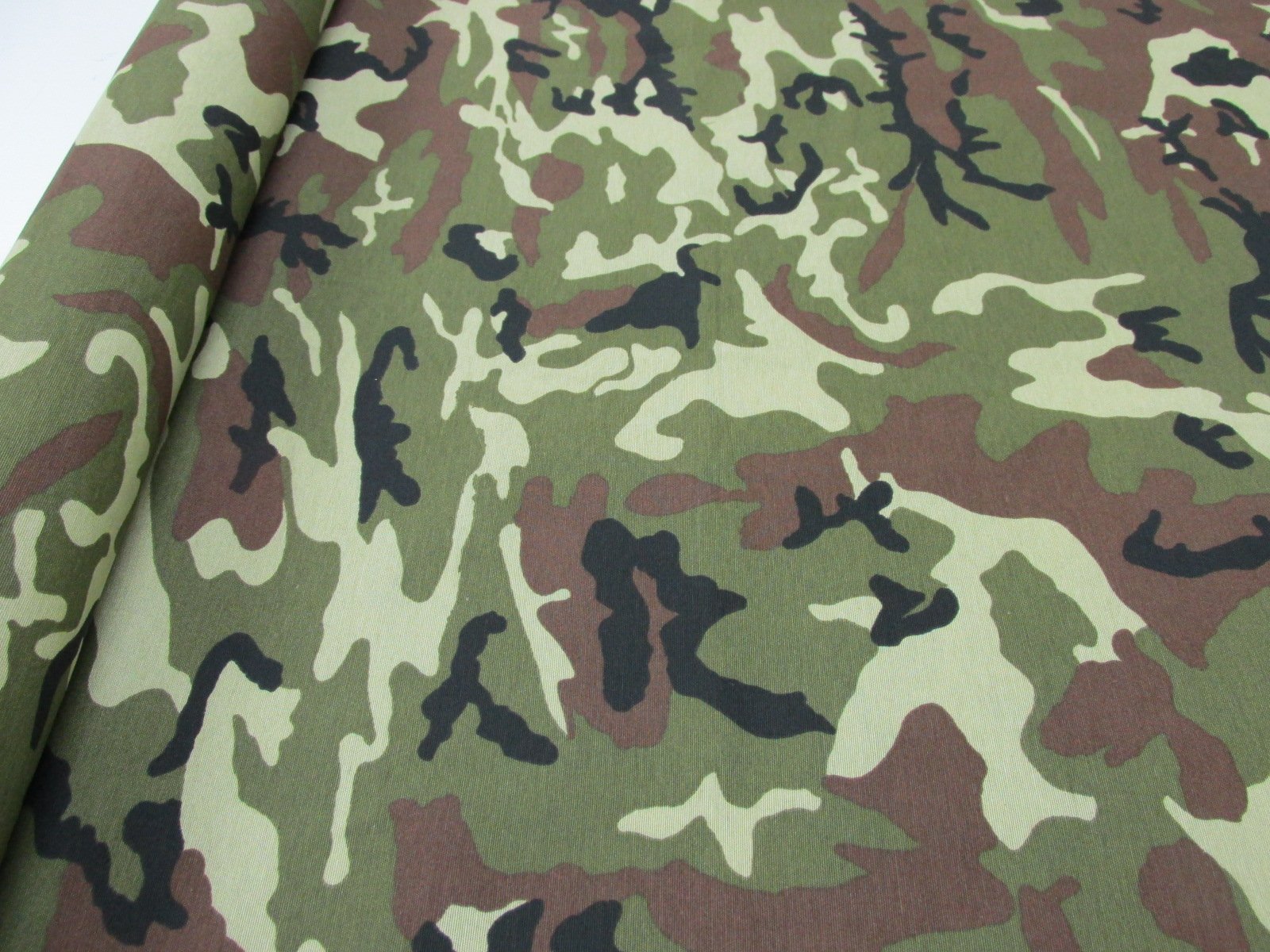 Metraje 4,95 MTS Tejido loneta Estampada Ref. Camuflaje Verde, con Ancho 2,80 MTS.