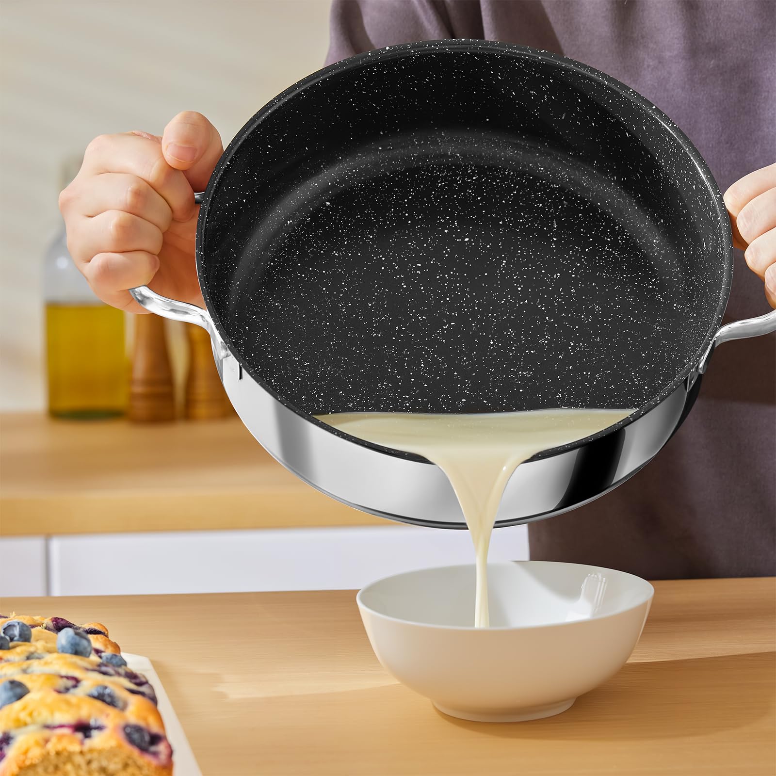 BEZIA Schmorpfanne 28 cm mit hohem Rand & Deckel, Induktions-Bräter 5,2 L | Edelstahl 18/10, Keramikbeschichtung Pfanne für alle Herdarten, Backofenfester Schmortopf & Bratpfanne zum Schmoren & Braten