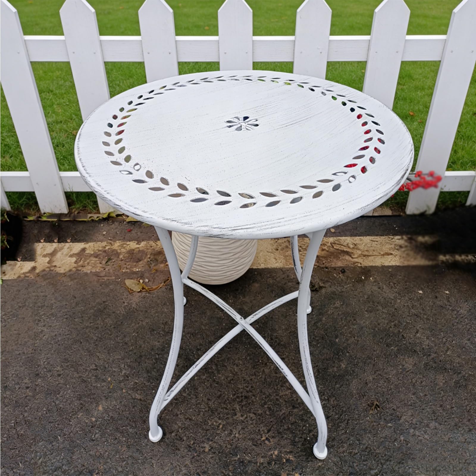 Table en fer forgé de grand diamètre au design vintage et aux finitions soignées pour cour