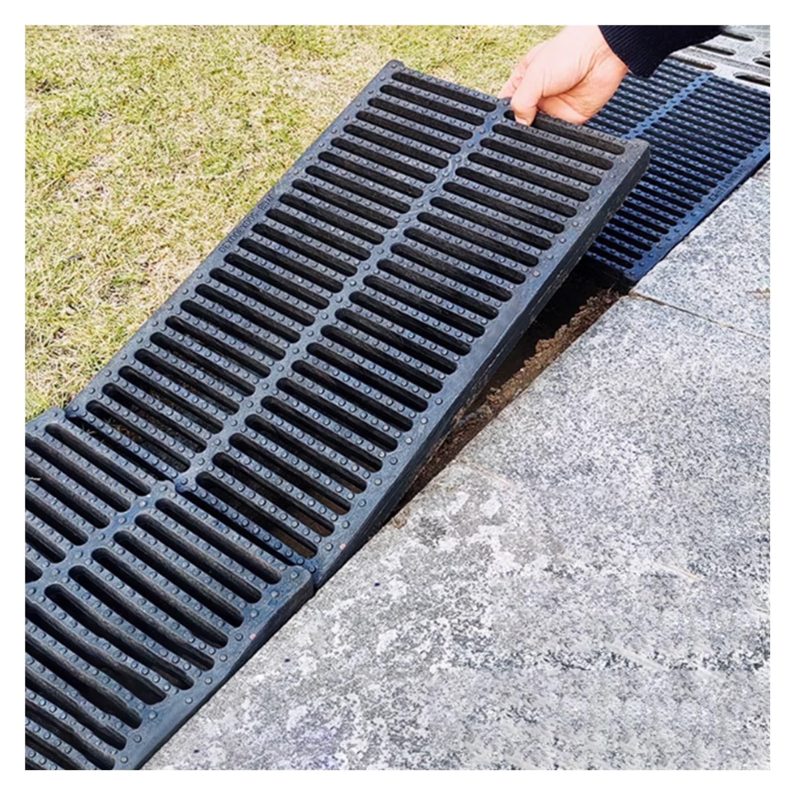 Grille d'évacuation carrée extérieure robuste pour allée et cour