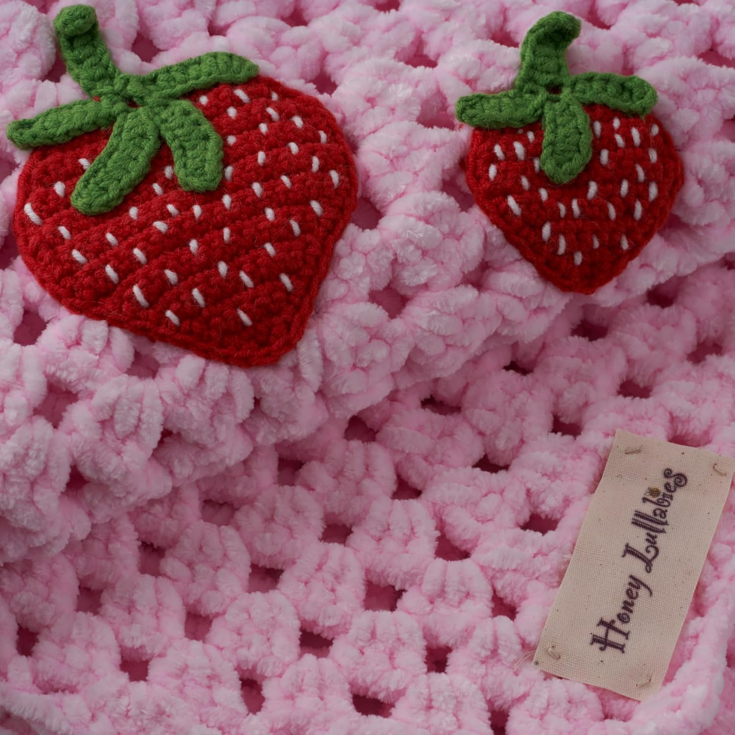 Handmade Baby Blanket with Crochet Strawberry Design – Warm, Soft and Playful Gift for Babies, Perfect for Crib, Stroller, Everyday Comfort and Baby Shower