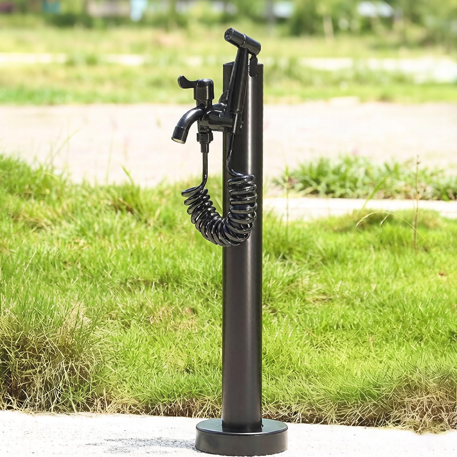 Zewnętrzna kolumna wody z podwójnym wylotem kranu i pistoletem natryskowym, hydrant ogrodowy do nawadniania trawnika i mycia samochodu