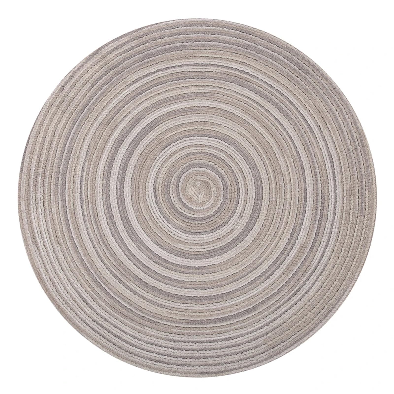 Set de table Noël rond en cuisine pour un dîner de fêtes convivial en famille