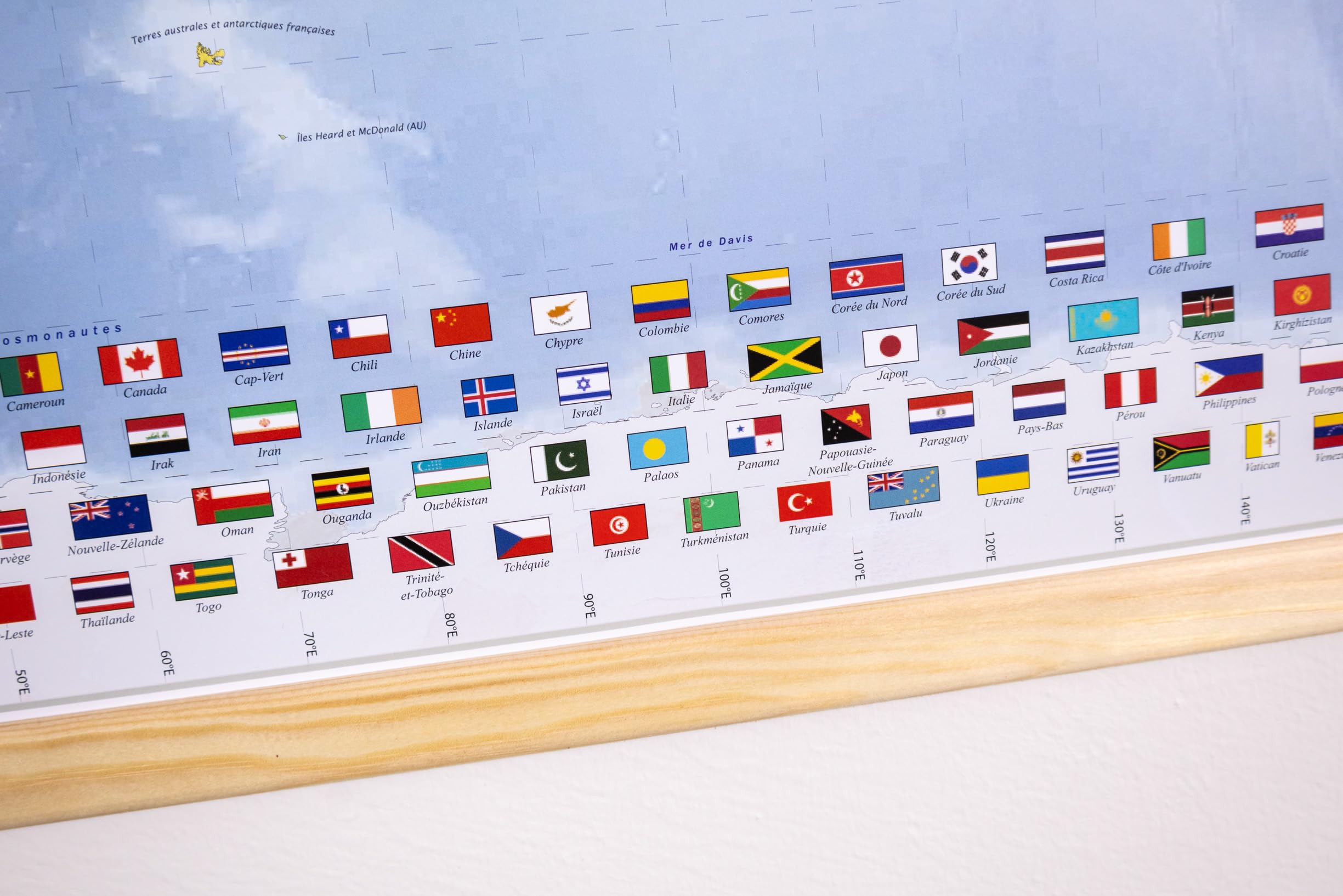 Grande carte du monde (carte murale) en français de 100 x 70 cm avec plastification sur les deux faces, avec baguettes en bois, autocollants pour marquer les destinations