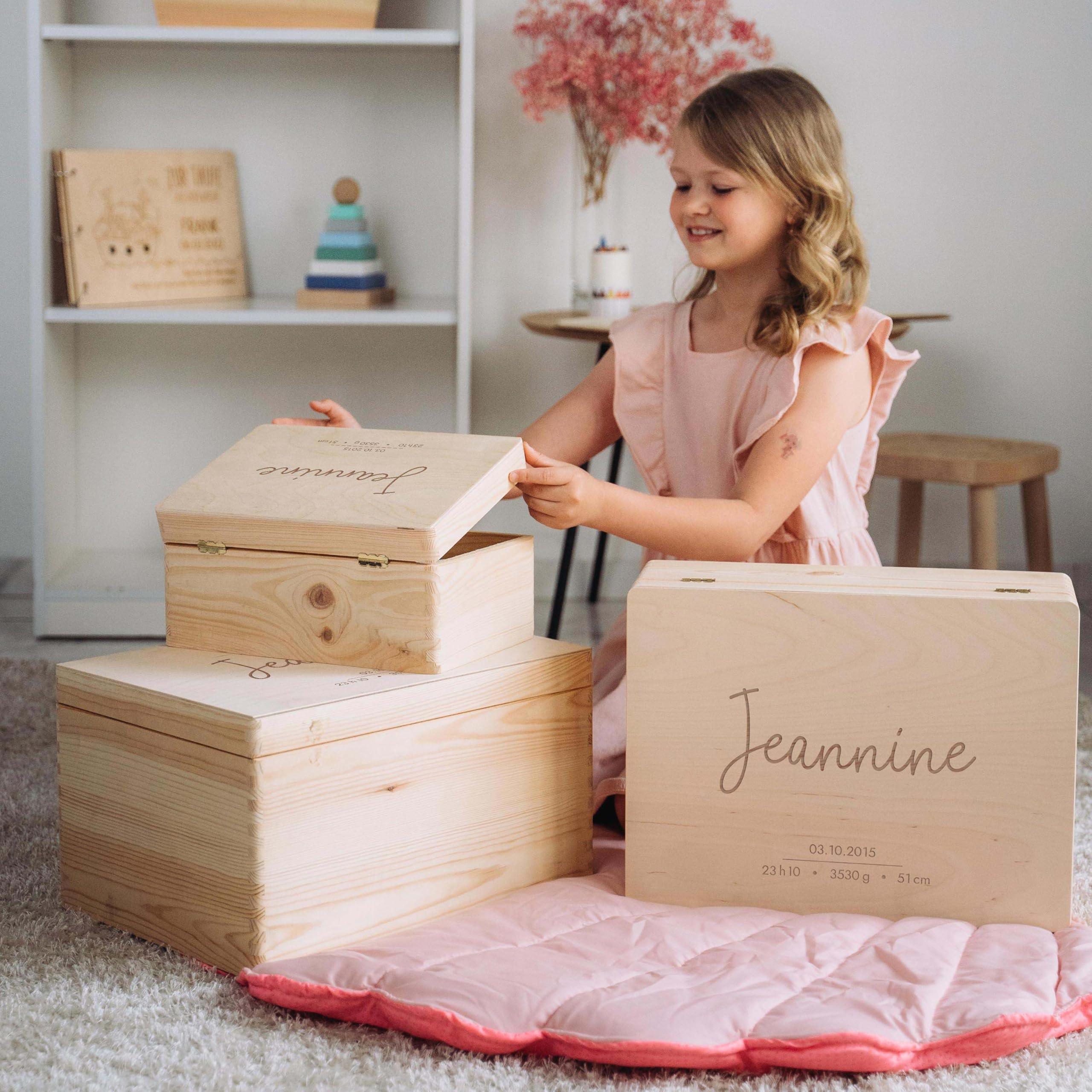 LAUBLUST Boîte à souvenirs bébé personnalisée - Cadeau de naissance avec prénom | Sarre, tailles S, M, L, XL - Boîte à souvenirs pour filles & garçons | Boîte en bois naturel ou blanc, FSC®
