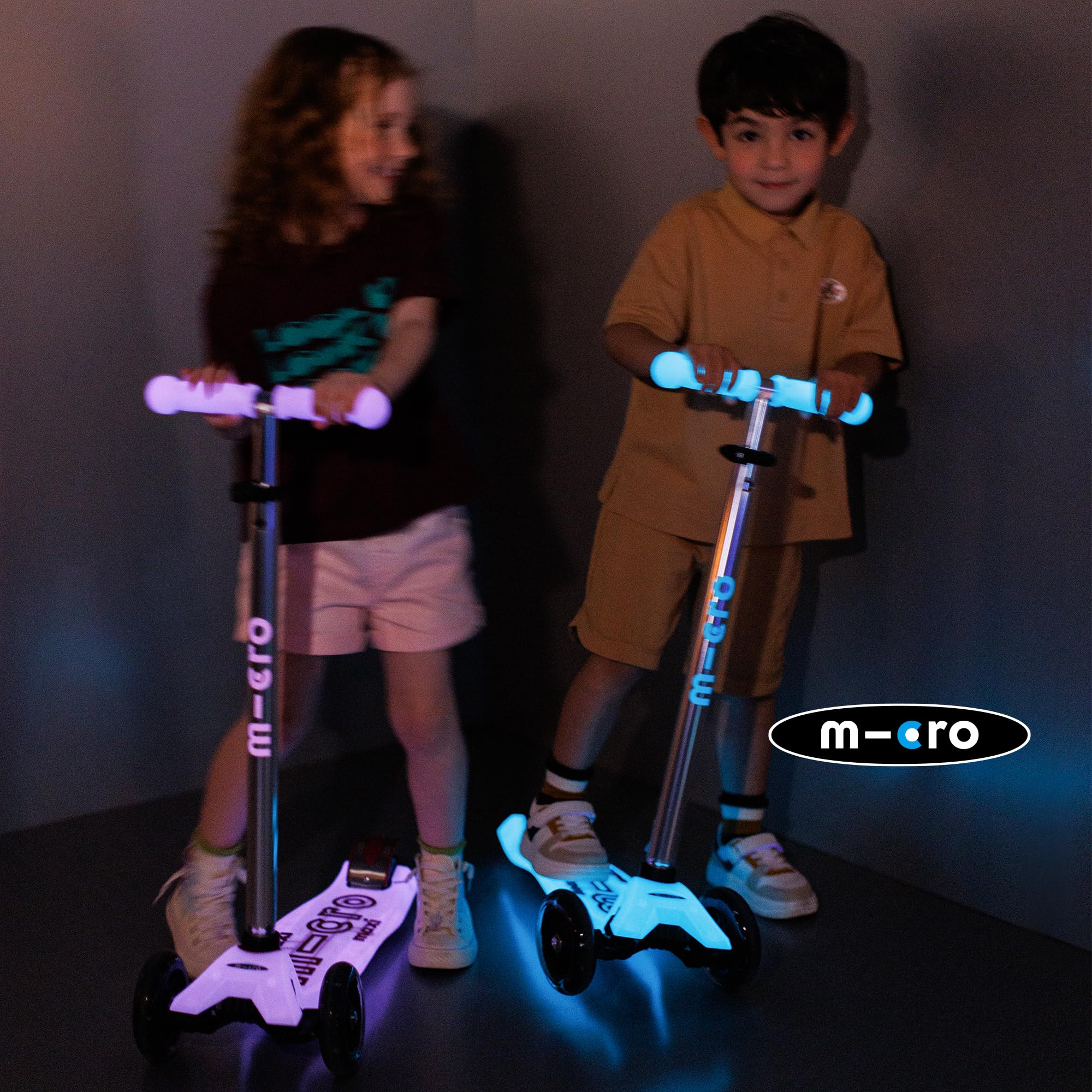 micro™ Maxi micro Deluxe Glow LED Plus | Höhenverstellbar | Das ORIGINAL | Kinderroller ab 5 Jahre | Inklusive LED Rollen & Deck und Tragegurt | Jungs & Mädchen 5-10 Jahre
