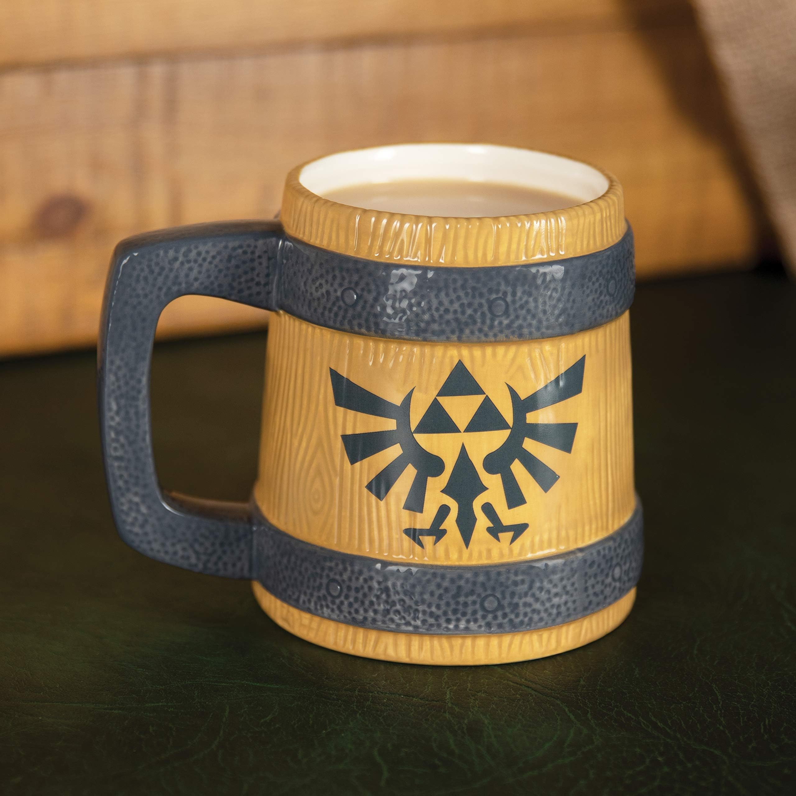 Paladone Legend of Zelda Hyrule Crest Mug - 600ml Ceramic Tankard-Style Coffee Cup, Wooden Barrel Design, Perfect for Gamers & Collectors, Official Nintendo Product