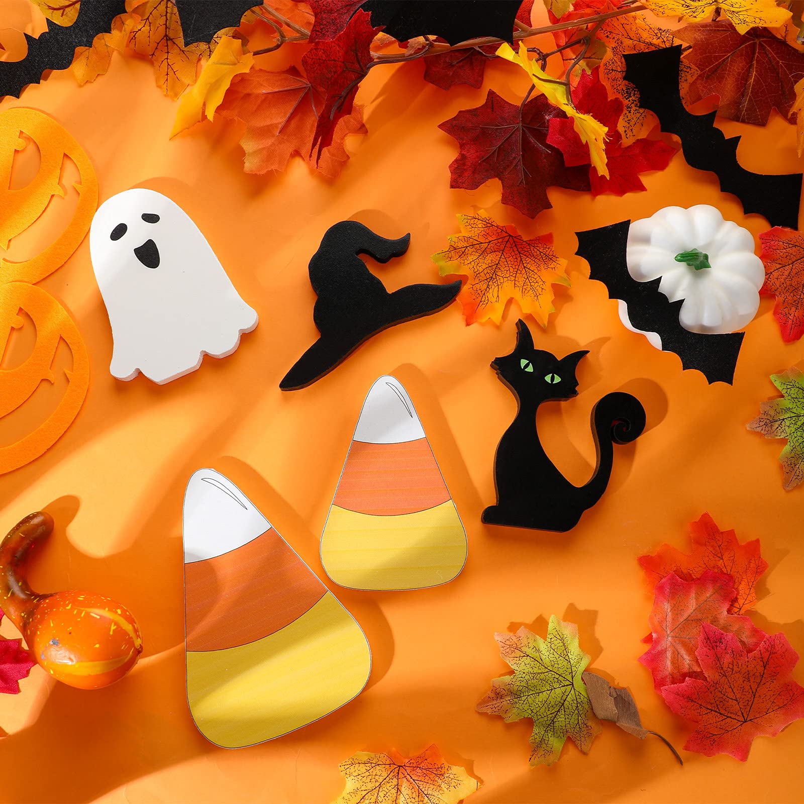 Trois Statues De Fantômes Devant Une Vitrine Avec Leur Tête Tournée Pour Ressembler à Ceux Qui Marchent Dans Rue 197463 11913